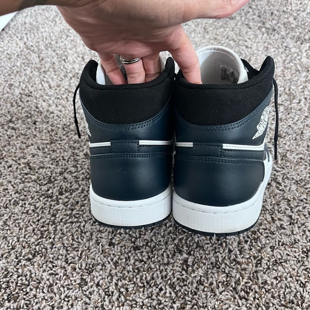 Jordan Brand EUC Air Jordan 1 Mid Sneakers in Armory Navy - M10.5/ W 12 Size US 10.5 / EU 43-44 - 4 Thumbnail