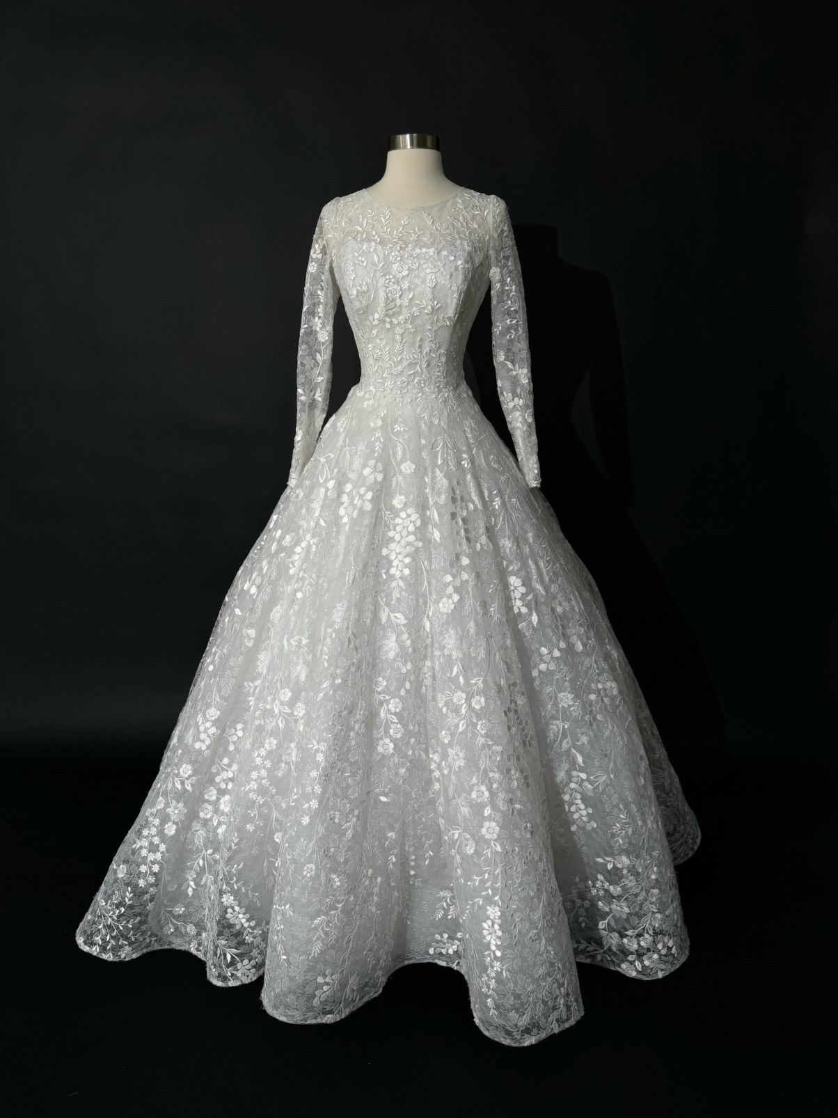 Other Preloved US 8 Embroidery Lace Anna Augusta Wedding Dress Size M / US 6-8 / IT 42-44 - 2 Thumbnail