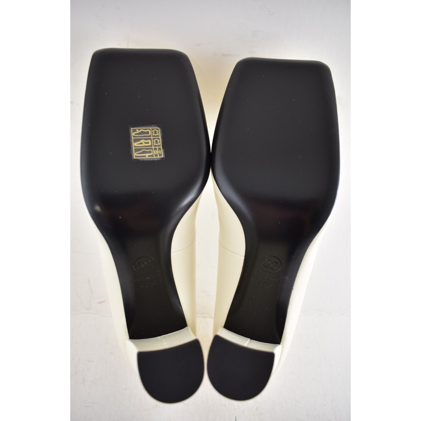 Chanel Chanel Ivory Black Square Turnlock Block Heel Pump 40.5 Size US 10.5 / IT 40.5 - 24 Thumbnail