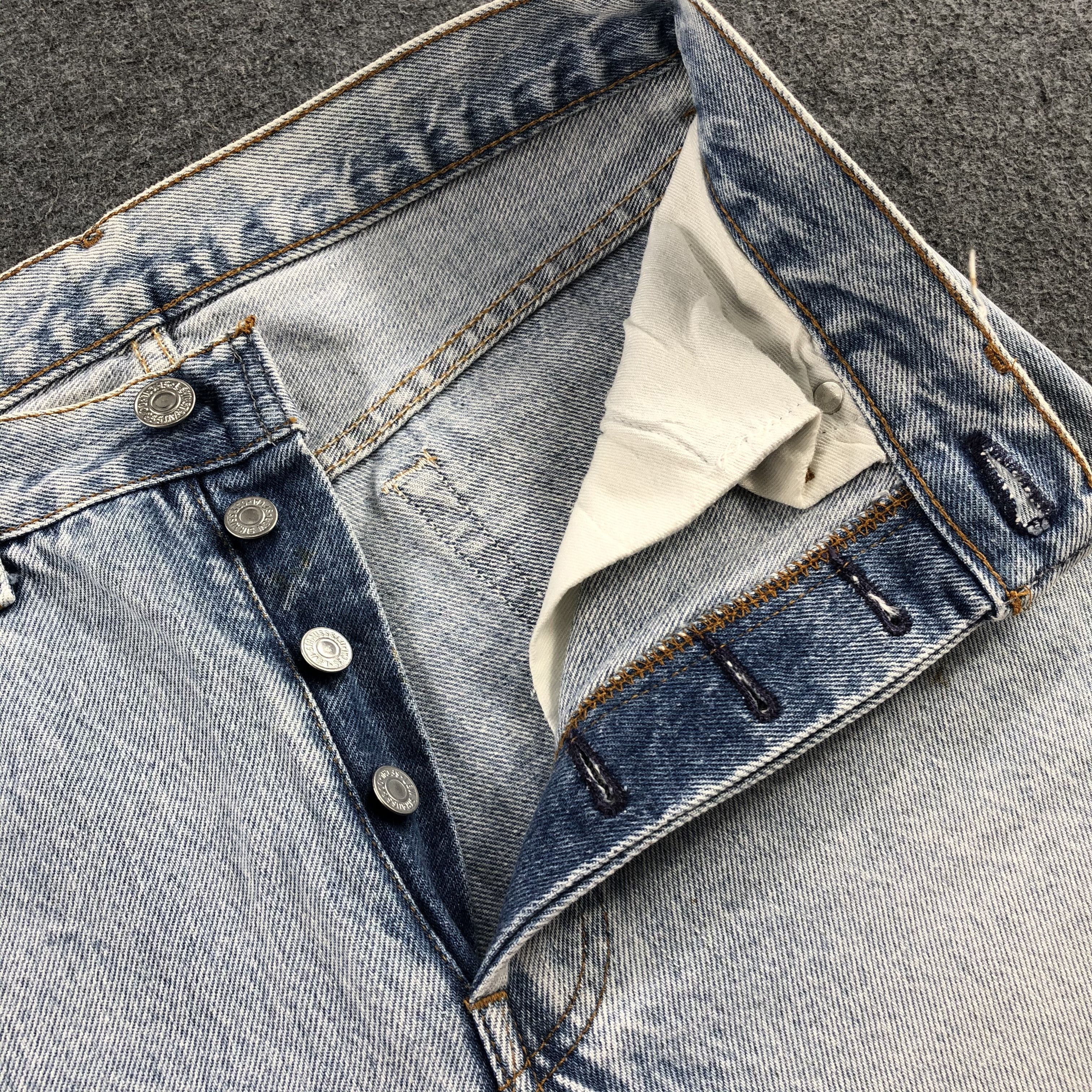 Levi's 90s Vintage Light Wash Levis 501 Jeans-J1909 Size US 28 / EU 44 - 11 Thumbnail