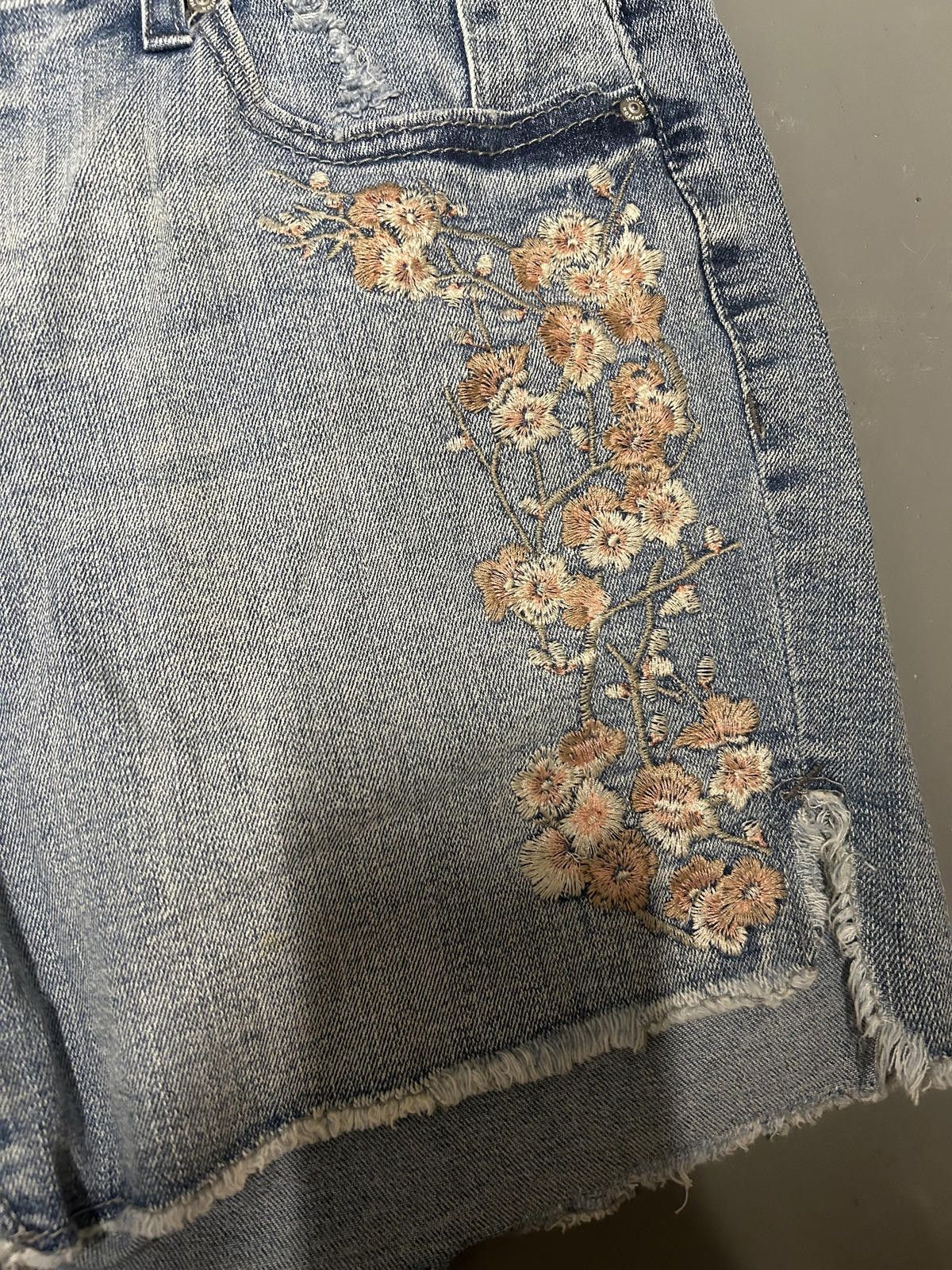 Designer Stylish Distressed Denim Shorts with Floral Embroidery Size 28" / US 6 / IT 42 - 4 Thumbnail