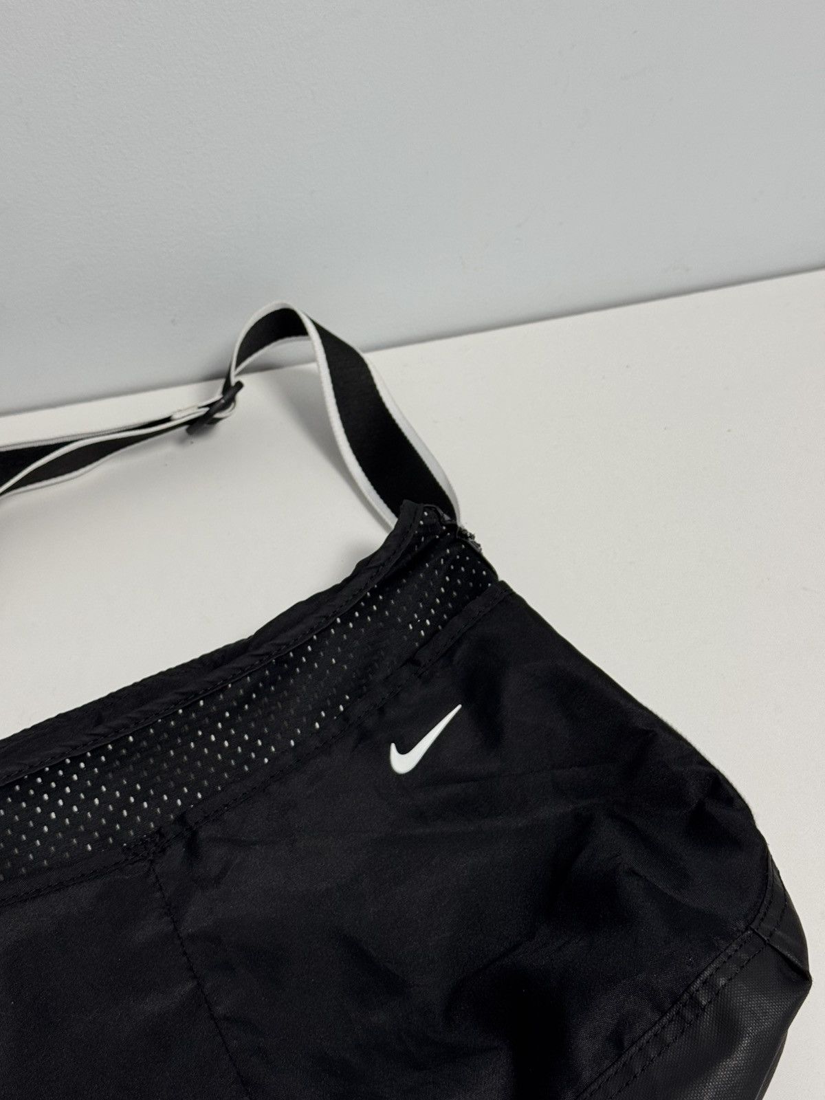 Nike Nike Vintage Y2K style Hype messenger swoosh Size ONE SIZE - 2 Thumbnail