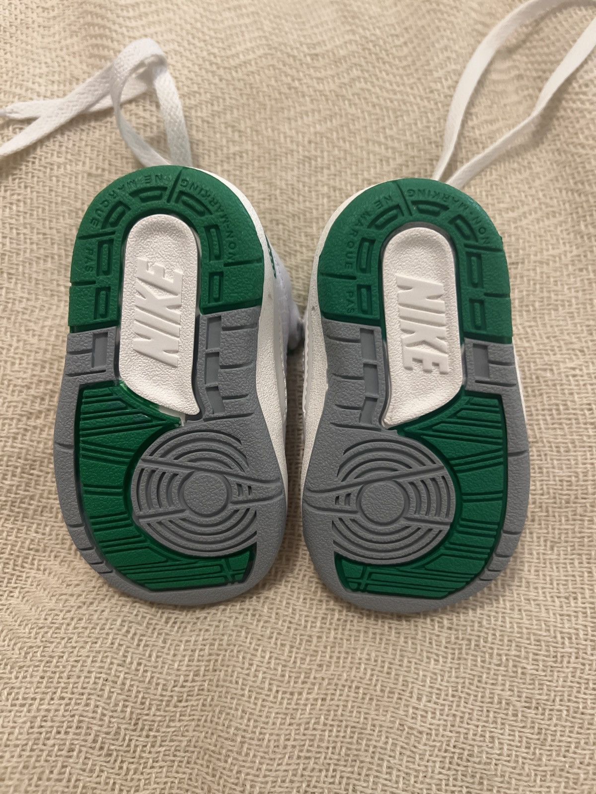Jordan Brand Jordan 2 Retro Lucky Green US 2c Size US 5 / EU 37 - 7 Thumbnail