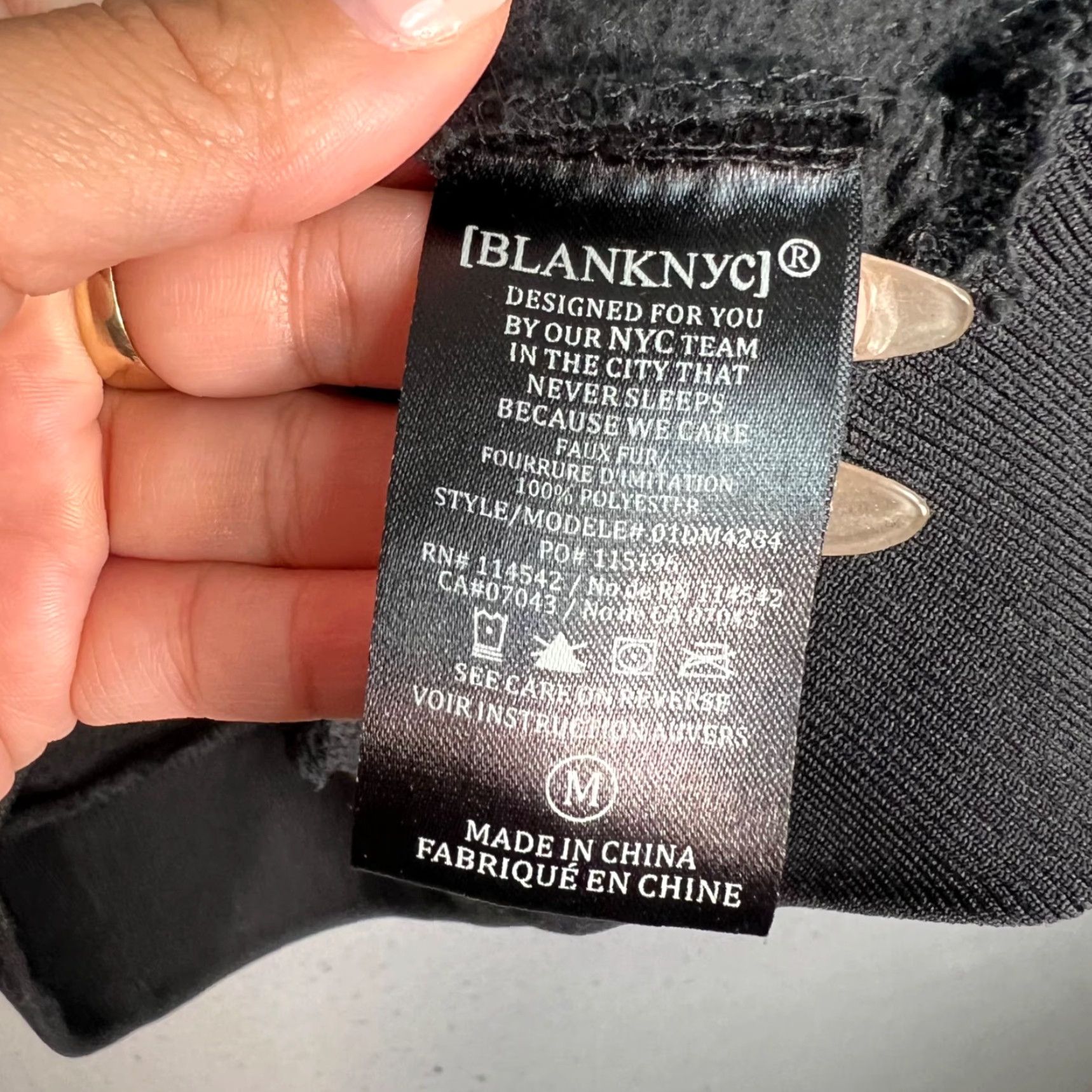 Vintage BLANKNYC Black Sherpa Fleece Hoodie Medium Womens Pullover Clothing Sweatshirt 100% Polyester Hooded Winter Fall Spring Activewear Adults Women Size M / US 6-8 / IT 42-44 - 4 Thumbnail