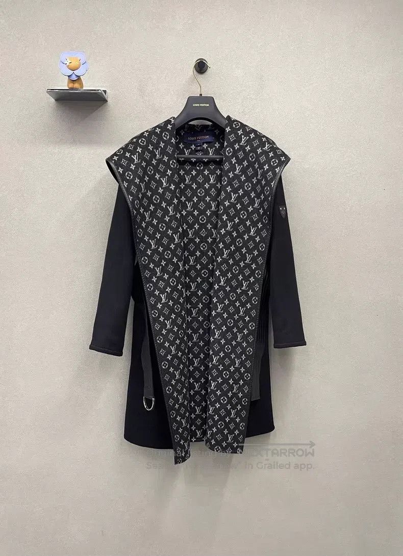 Louis Vuitton Louis Vuitton Logo printed black woolen coat Size XXS / US 00 / IT 34 - 1 Thumbnail