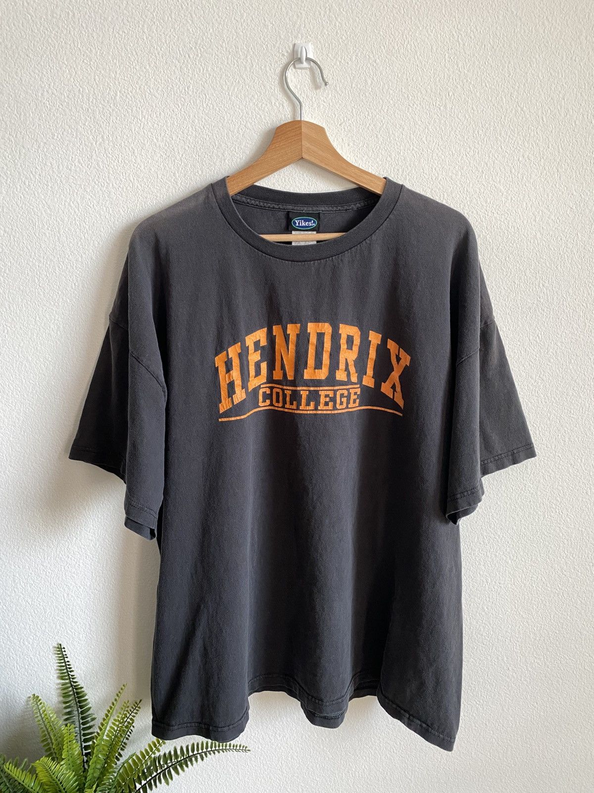Vintage Vintage 90s Hendrix College Tee Size US XL / EU 56 / 4 - 1 Thumbnail