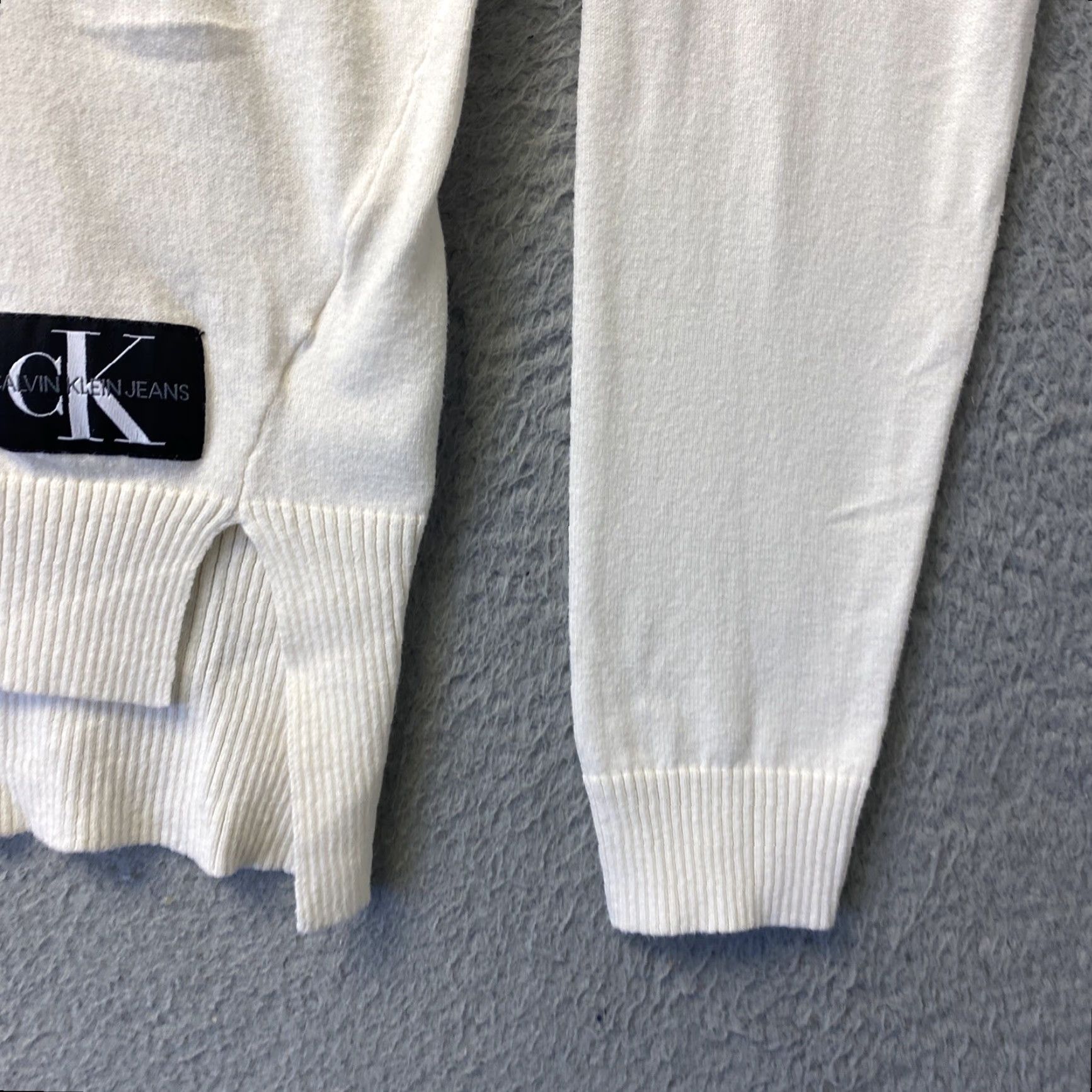 Calvin Klein Calvin Klein Women's Sweater S Cream Long Sleeve V-Neck Pullover Casual All Seasons Fall Winter Spring Summer Size S / US 4 / IT 40 - 6 Thumbnail