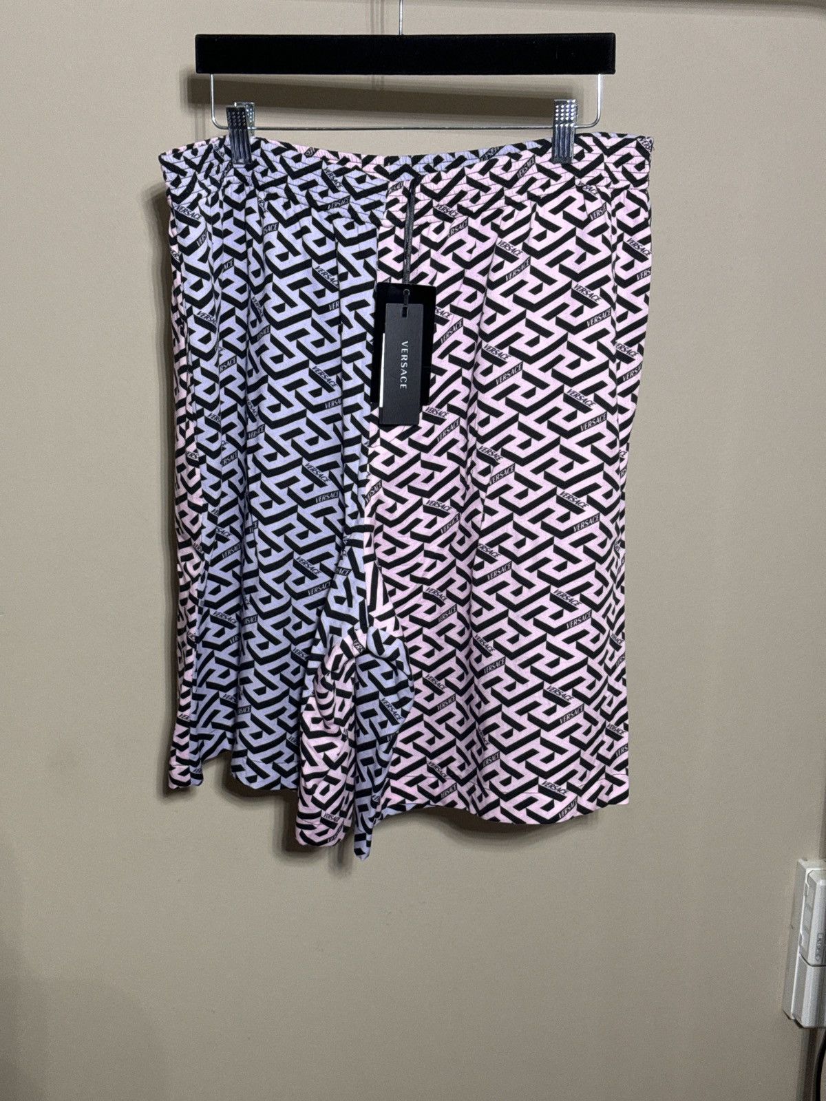 Versace Versace Pink/Purple Logo Print Crepe Shorts Size US 38 / EU 54 - 1 Thumbnail
