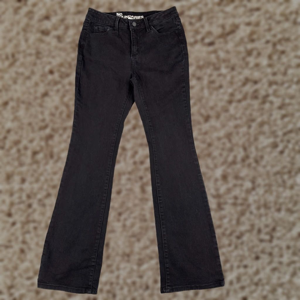 Vintage No Boundaries Jeans Women 6 Black Denim Flared Mid Rise Cotton Blend 28x30 - Vintage? No. Size 28" / US 6 / IT 42 - 1 Thumbnail