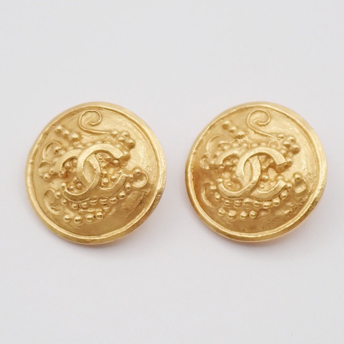 Chanel Chanel Vintage CC Round Button Clip-On Earrings Metal Size ONE SIZE - 1 Thumbnail
