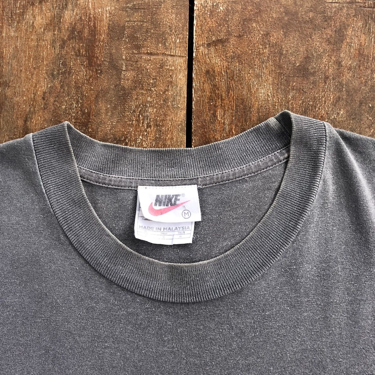 Vintage Vintage Thrashed Faded Nike 90s T Shirt Size US L / EU 52-54 / 3 - 4 Thumbnail