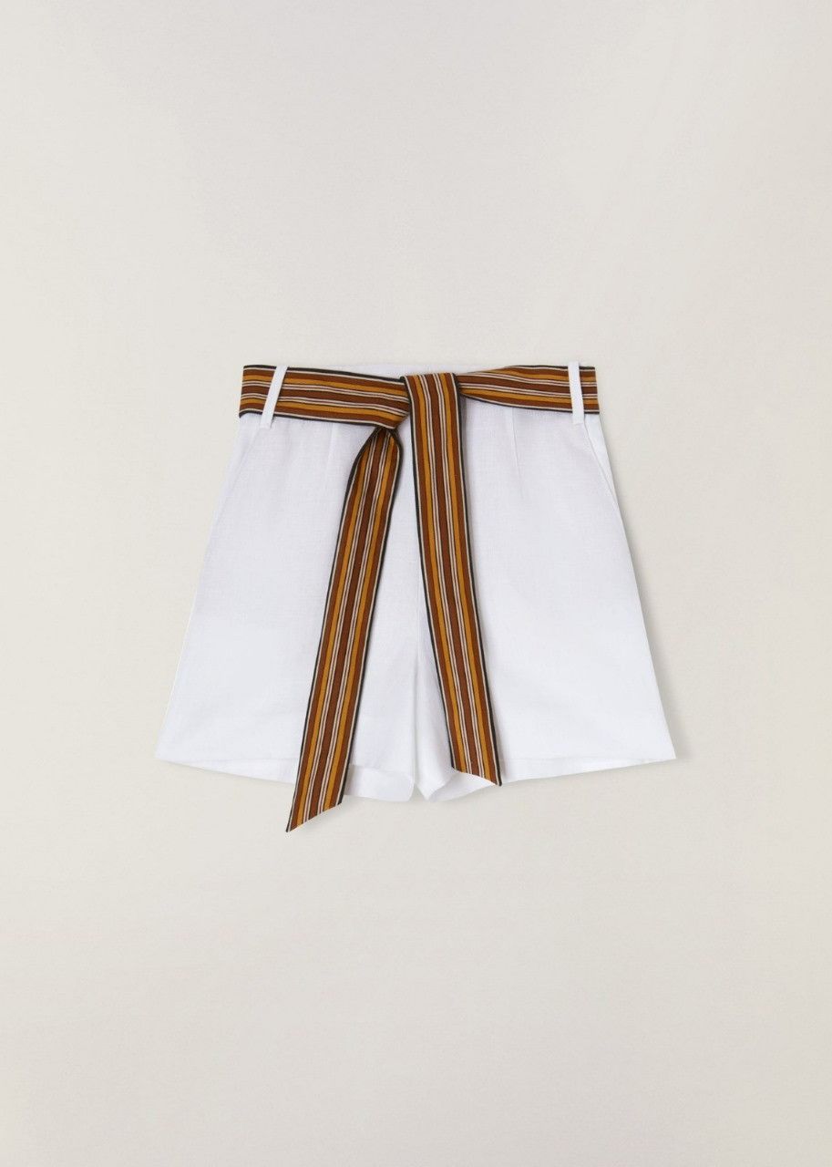 o1srvl11e0424 Shorts in White