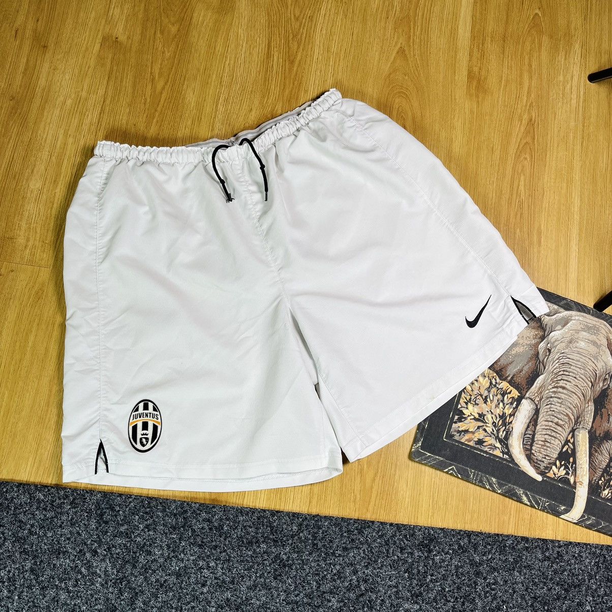 Nike Juventus Nike shorts vintage football Size US 36 / EU 52 - 2 Thumbnail