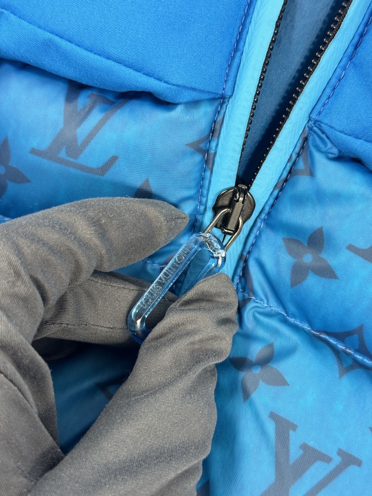 Louis Vuitton 2054 HEAT & WATER SENSITIVE MONOGRAM PRINT PUFFER JACKET Size US L / EU 52-54 / 3 - 5 Thumbnail