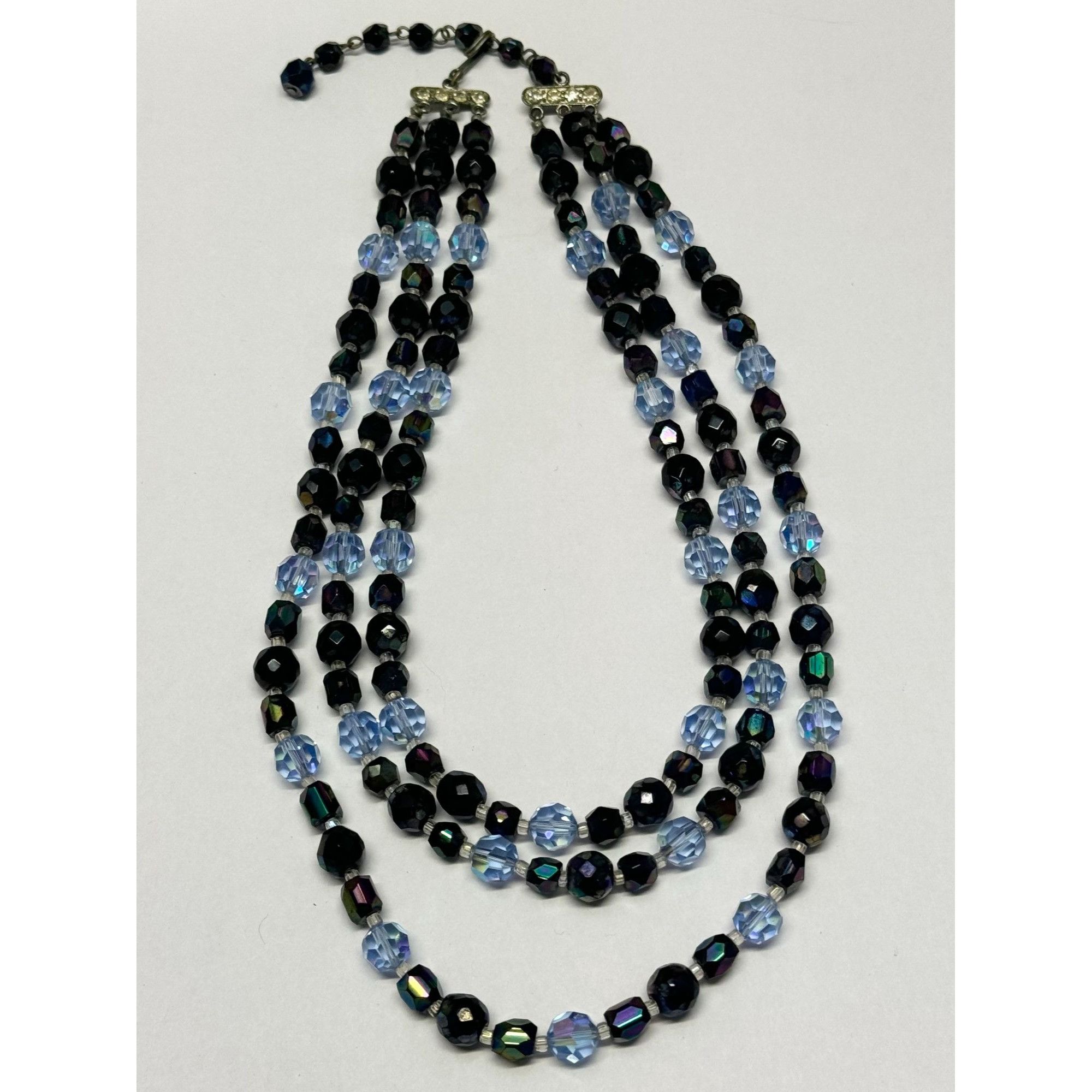 Vintage Vintage blue three strand crystal necklace Size ONE SIZE - 3 Thumbnail