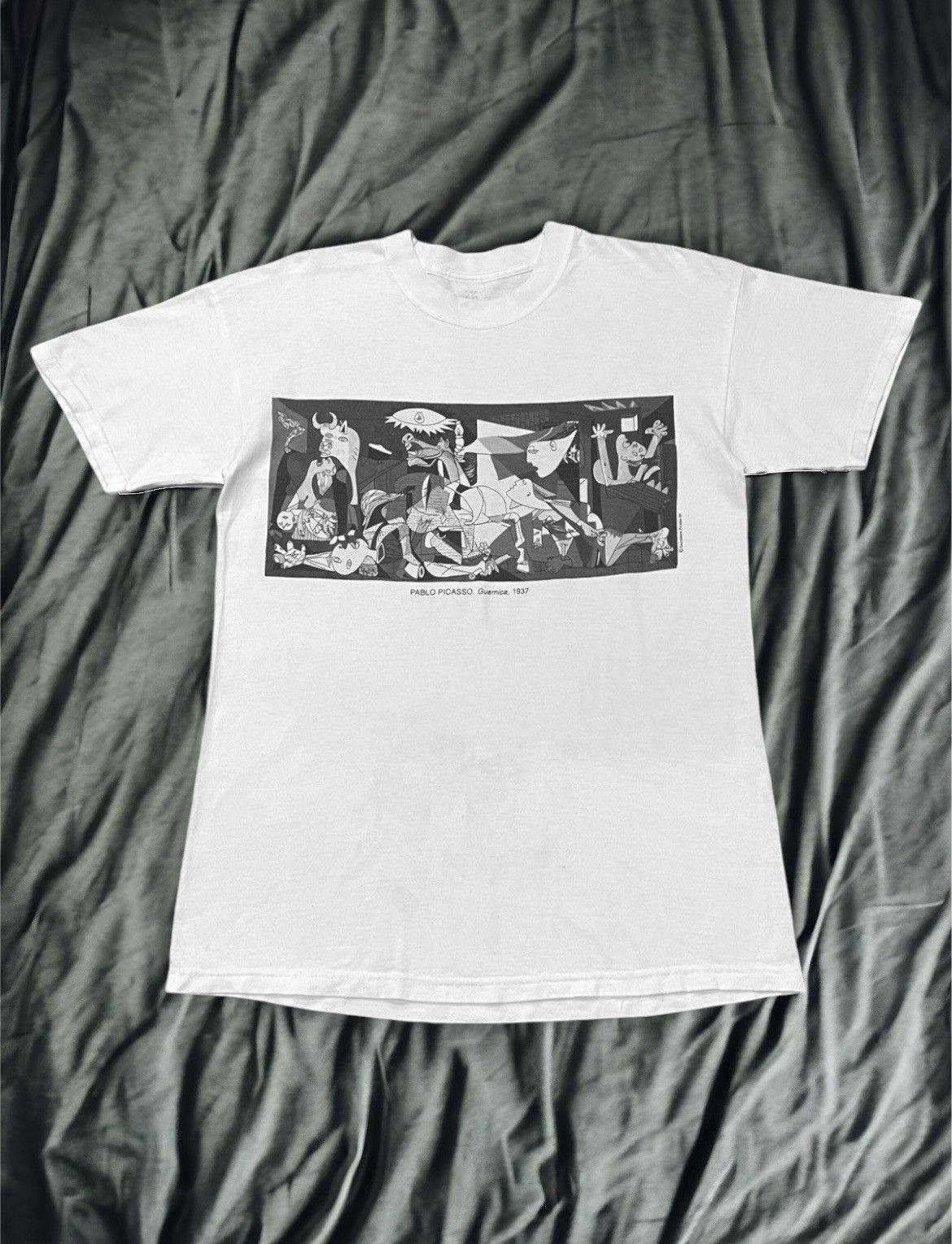 Vintage Vintage 90s Pablo picasso Guernica 1937 Painting Art Tshirt Size US M / EU 48-50 / 2 - 1 Thumbnail