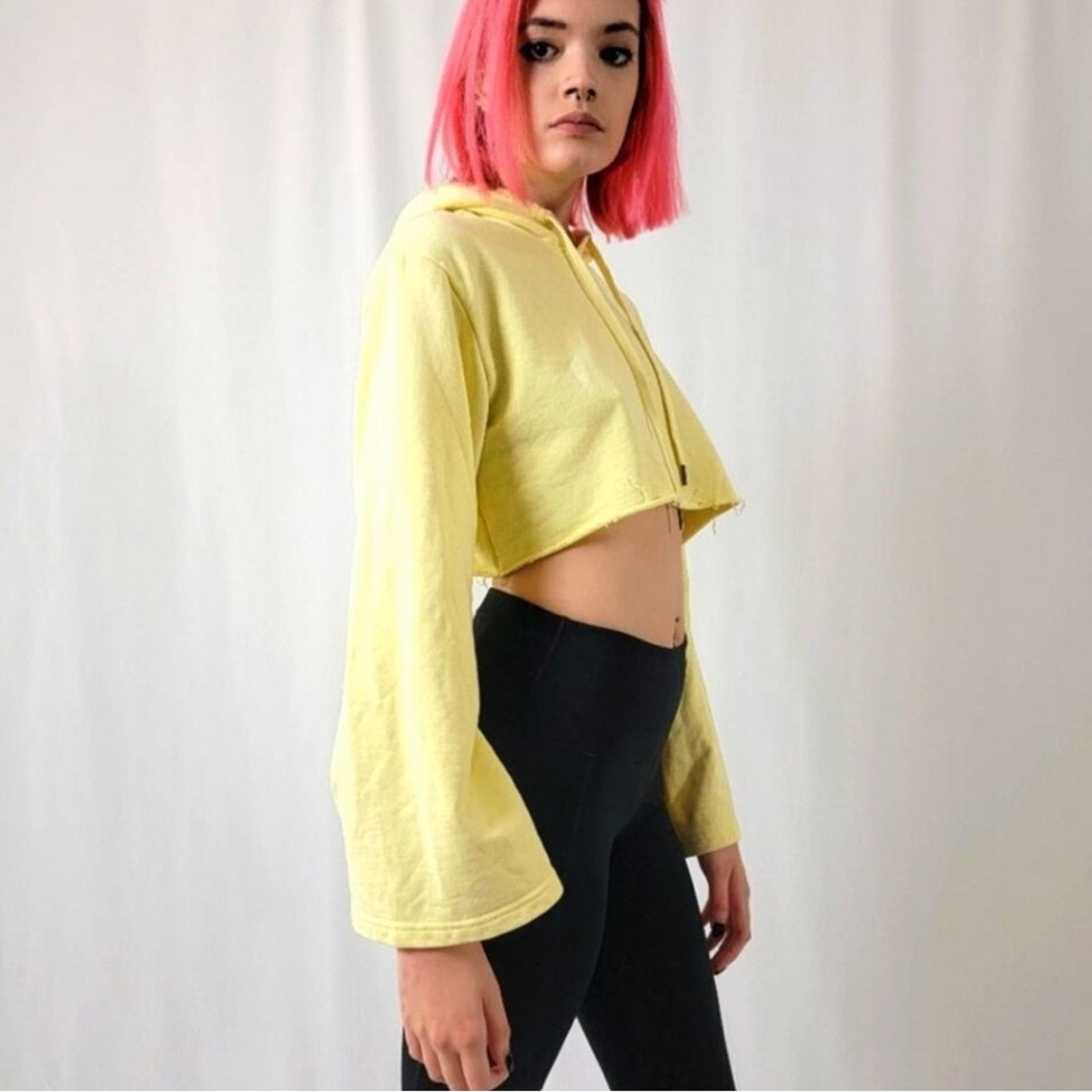 Forever 21 Forever 21 Cropped Bell Sleeve Sweatshirt Size M / US 6-8 / IT 42-44 - 1 Thumbnail
