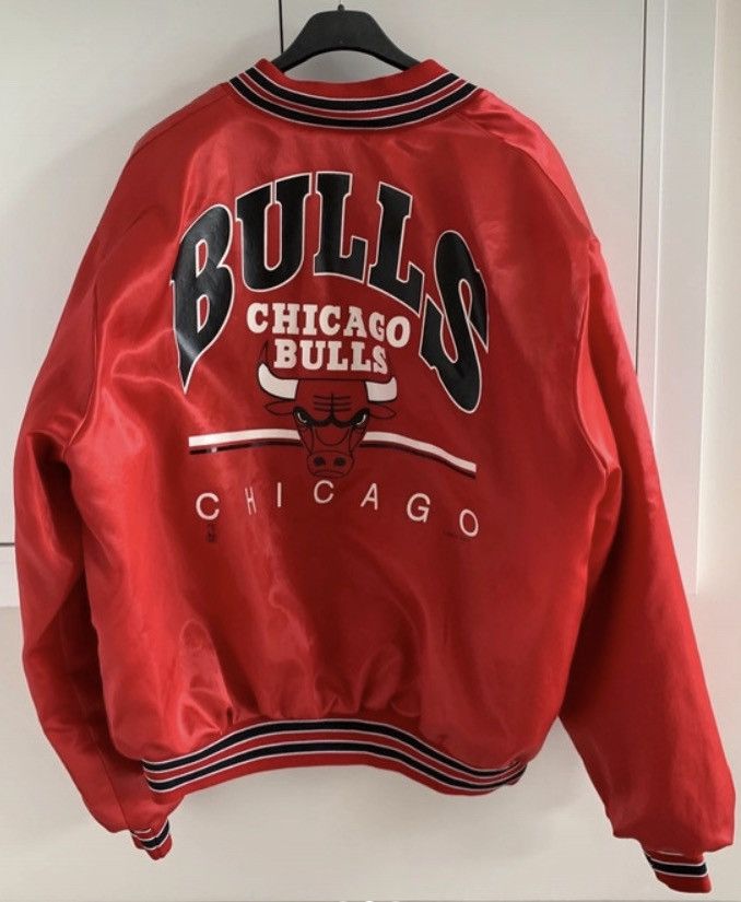 image of Chalk Line x Made In USA Chicago Bulls Satin Bomber Jacket 90’S Starter Jordan Era in Red (Size XL)