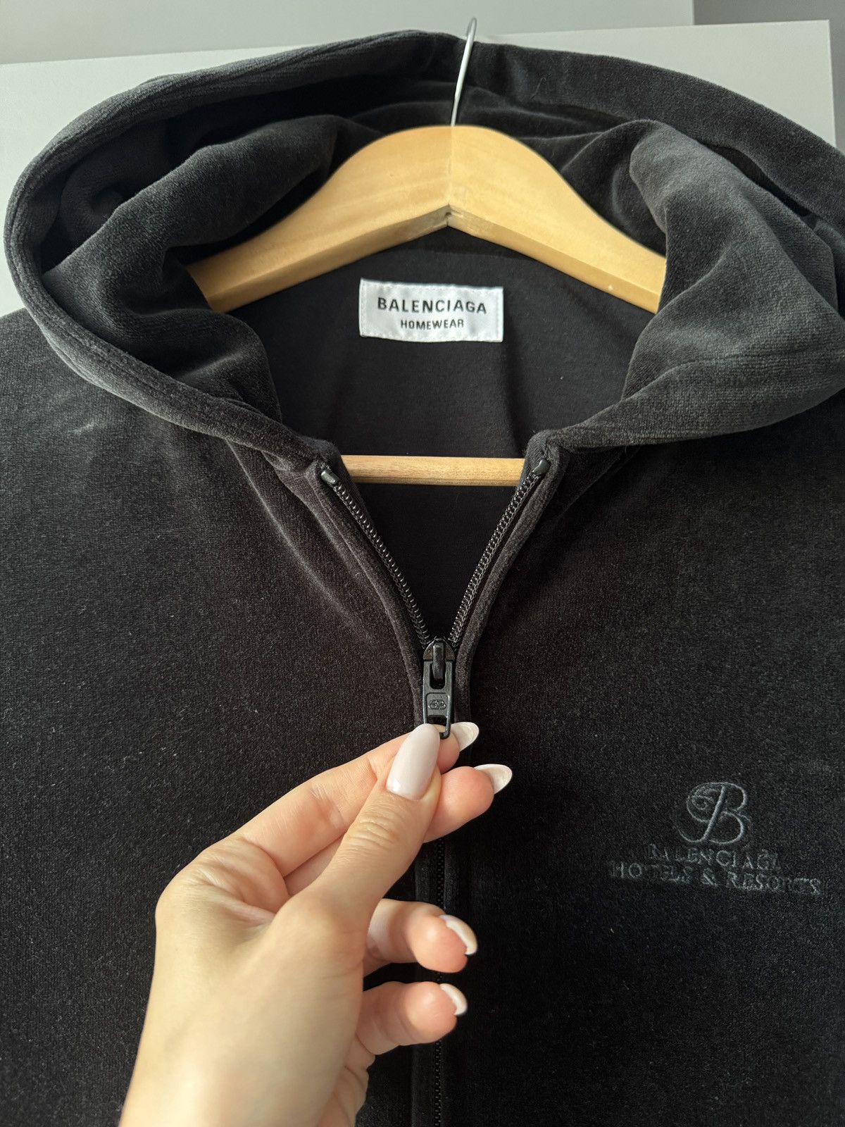 Balenciaga Balenciaga 2021 Hotel & Resorts Velour Cropped Hoodie Size L / US 10 / IT 46 - 5 Thumbnail