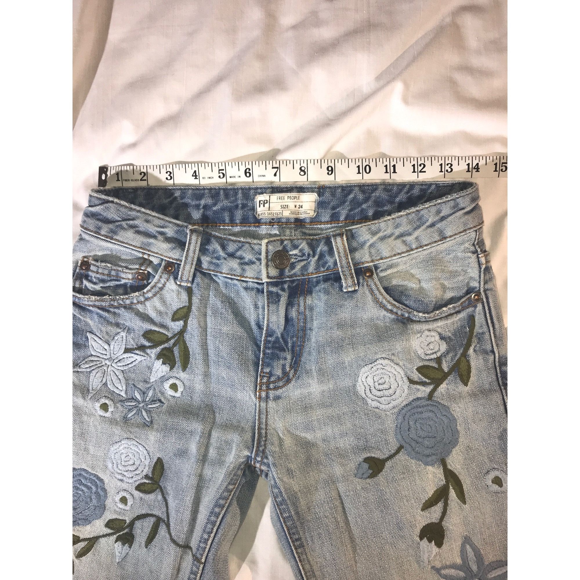 Free People Free People Women Light Blue Flower Embroidered Raw Hem Jean Size 24" / US 00 / IT 34 - 5 Thumbnail