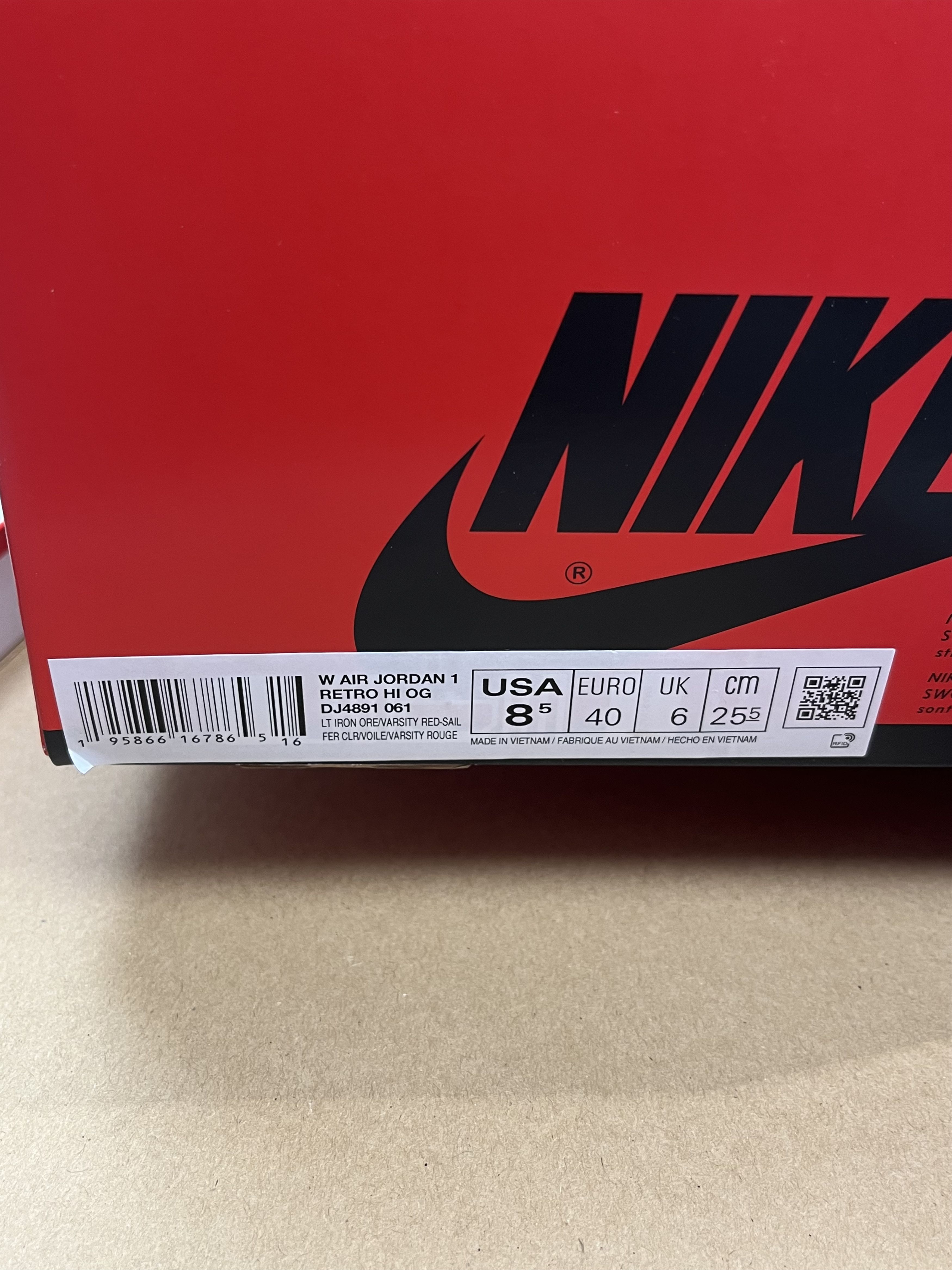 Nike Air Jordan 1 Retro High OG Varsity Red (W) Size US 8.5 / IT 38.5 - 8 Thumbnail