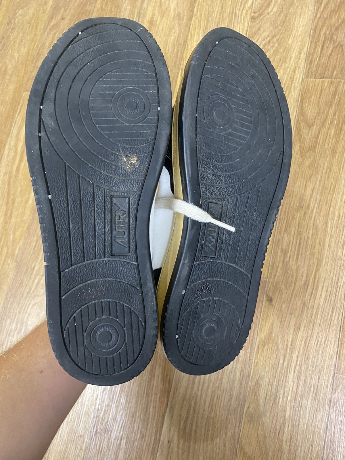 AUTRY Autry Medalist Black and White Mid Leather Sneakers Size: 42 Size US 9 / EU 42 - 10 Thumbnail