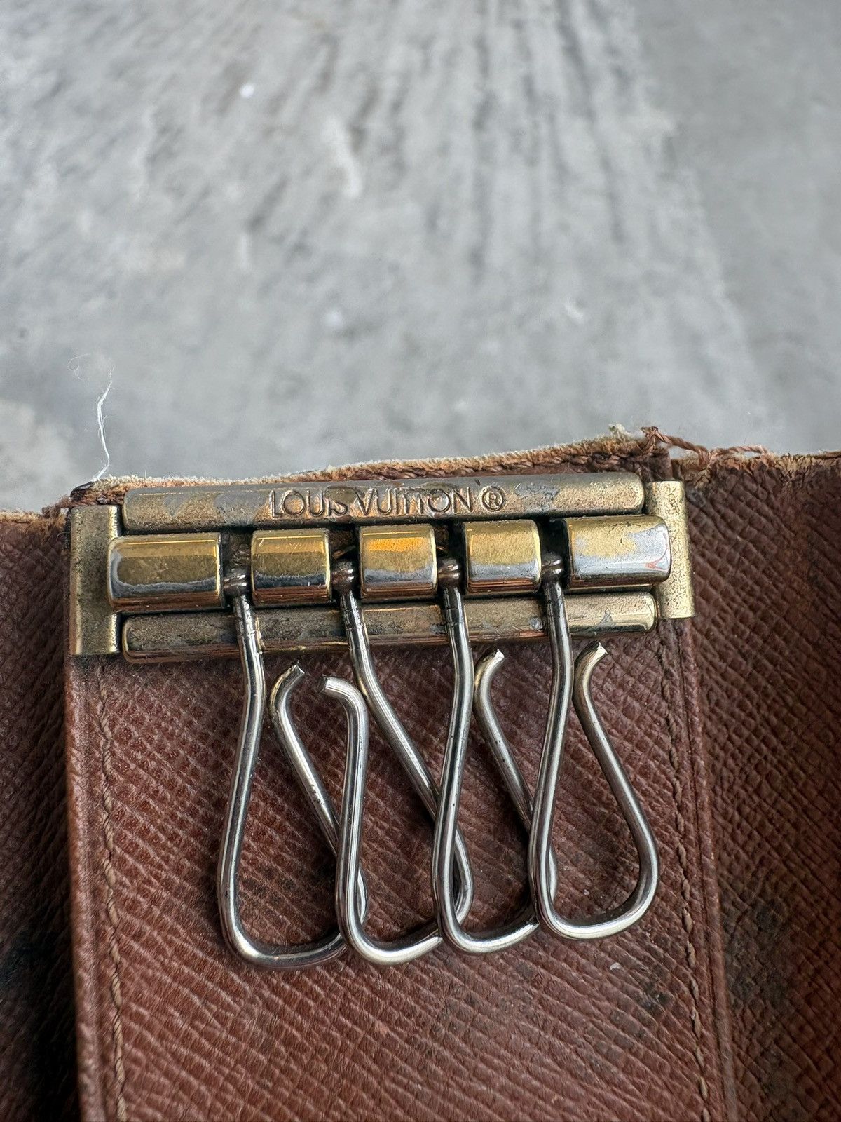 Louis Vuitton LV Monogram Key Holder Accessory Size ONE SIZE - 5 Thumbnail