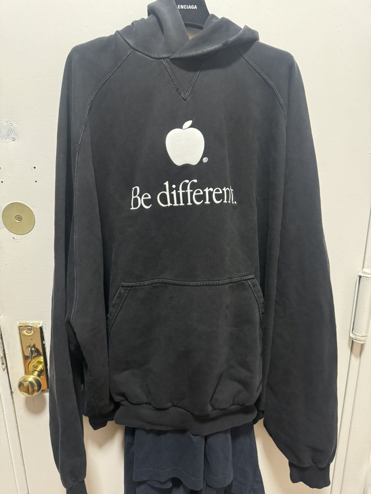 Balenciaga 22aw ショップ be different hoodie