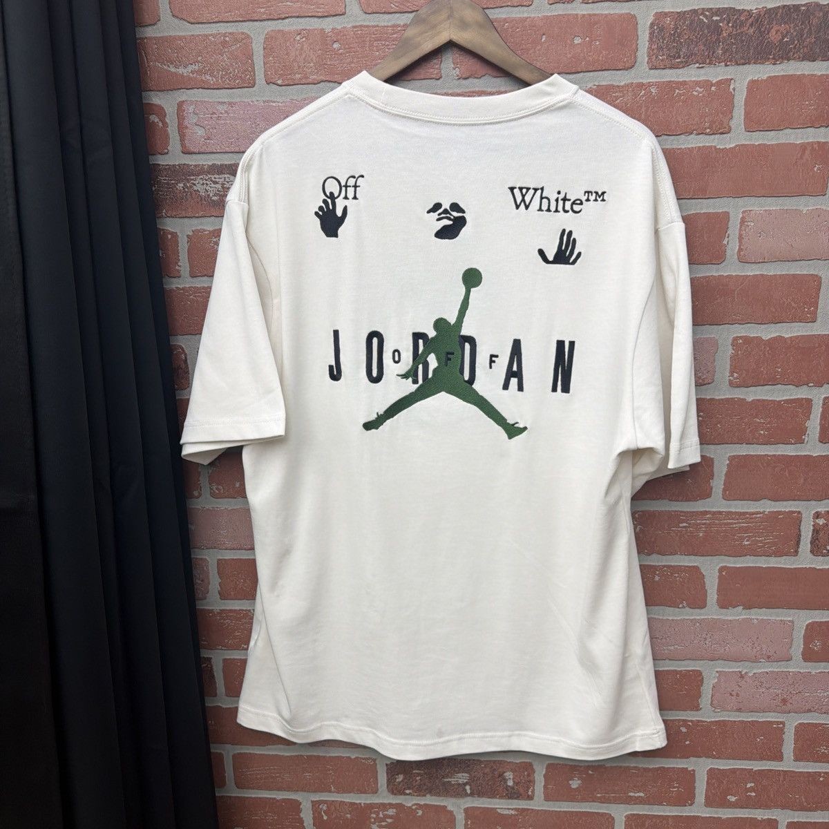 Off-White OFF-WHITE X Jordan Logo T-shirt Sail Size L Brand new Size US L / EU 52-54 / 3 - 10 Thumbnail
