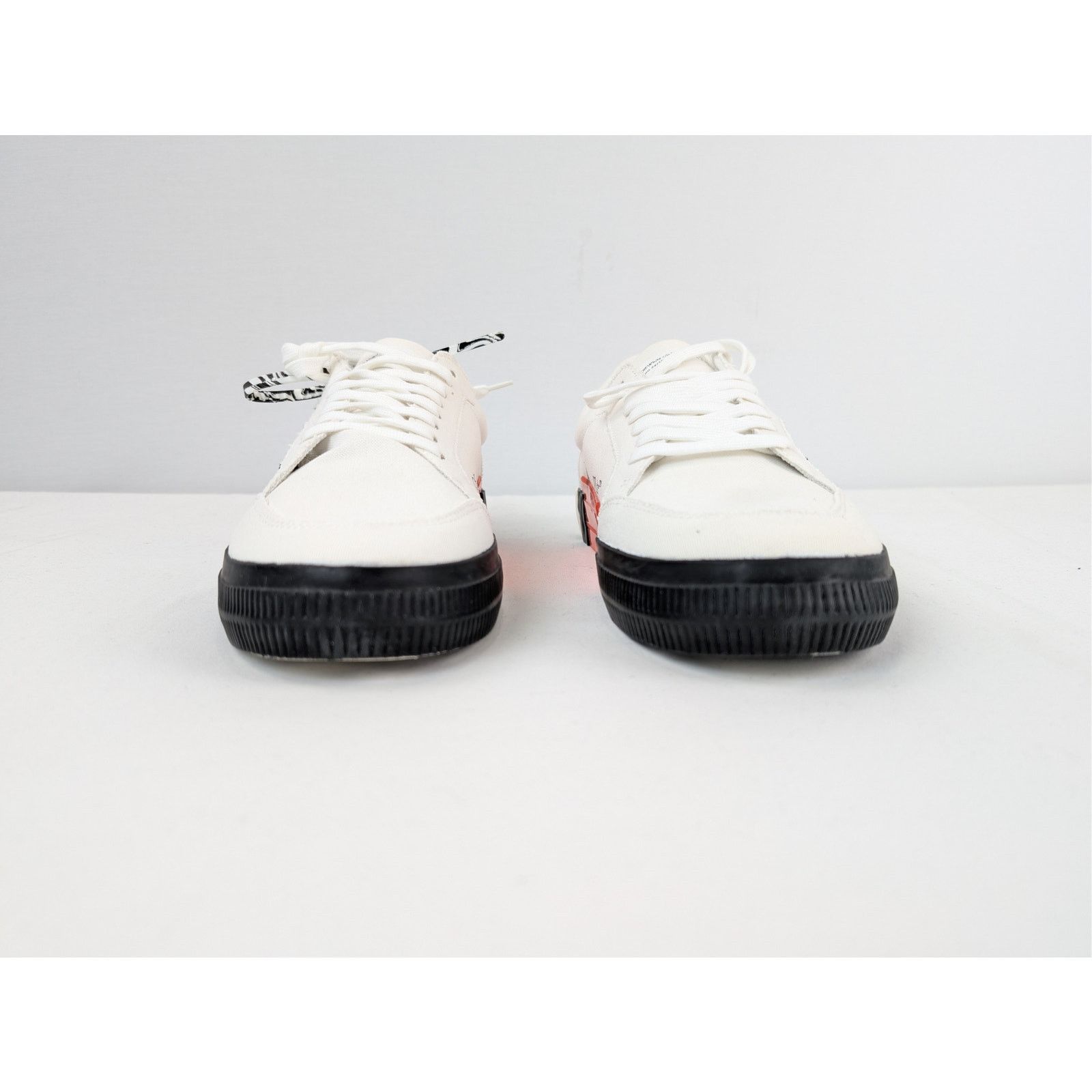 Off-White o1rshd1 Low Vulcanized Canvas Sneakers in White / Black Size US 12 / EU 45 - 9 Thumbnail