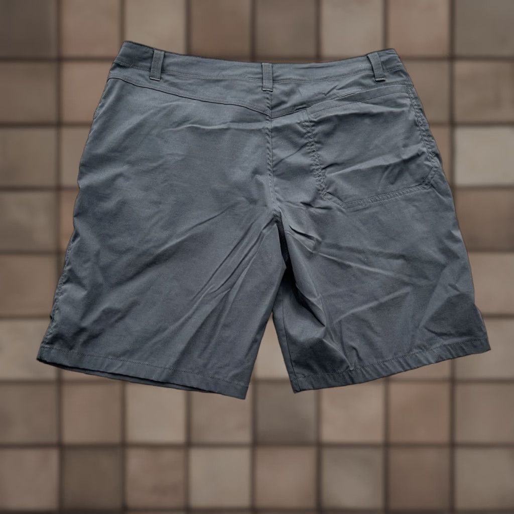 Under Armour Under Armour Golf Shorts Men 38 Black Nylon Outdoors 10' Inseam 5-Pocket Regular Athletic Outdoor Mens Black Golf Shorts Size US 38 / EU 54 - 1 Thumbnail