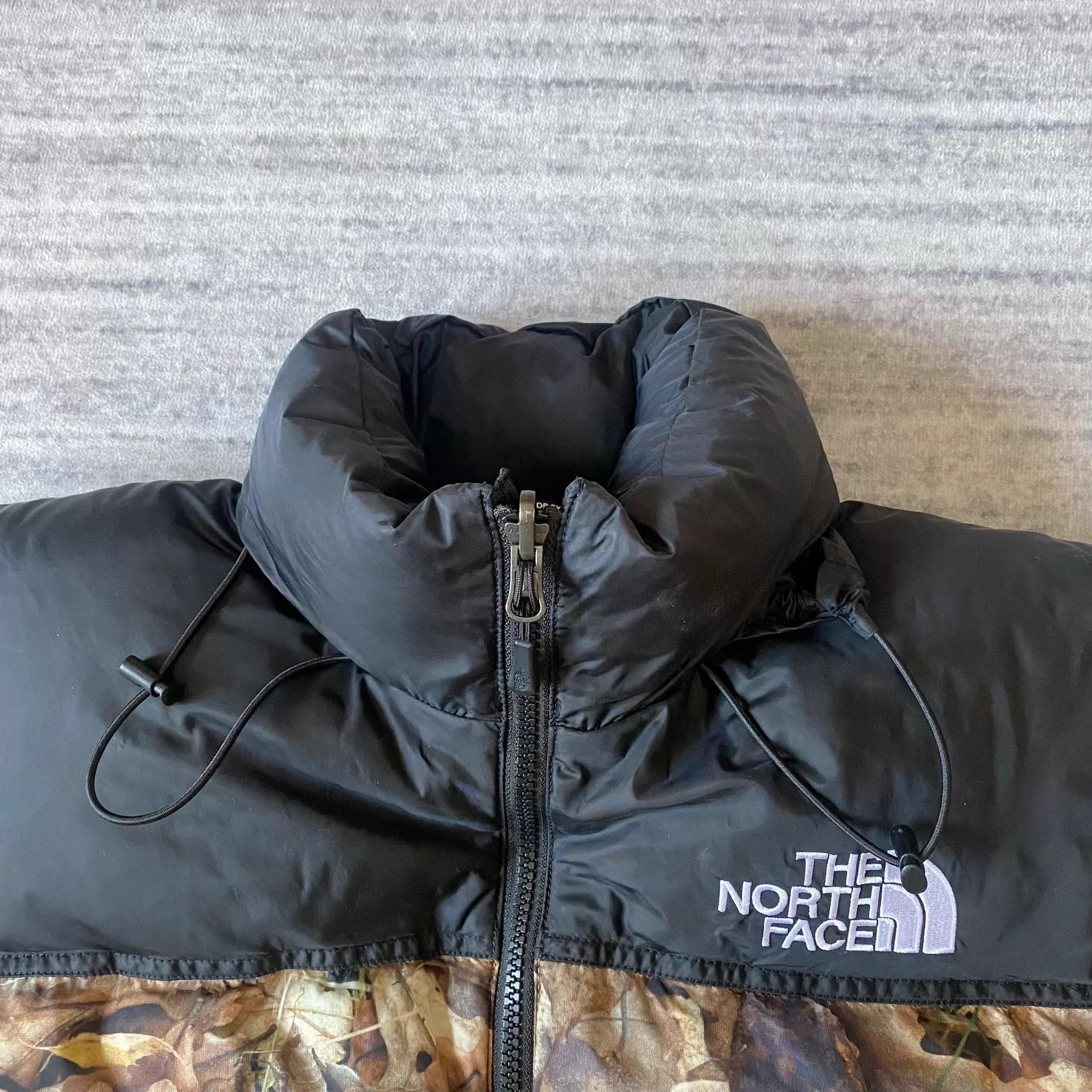The North Face Supreme TNF Fall Maple Leaves Nuptse S Size US S / EU 44-46 / 1 - 4 Thumbnail