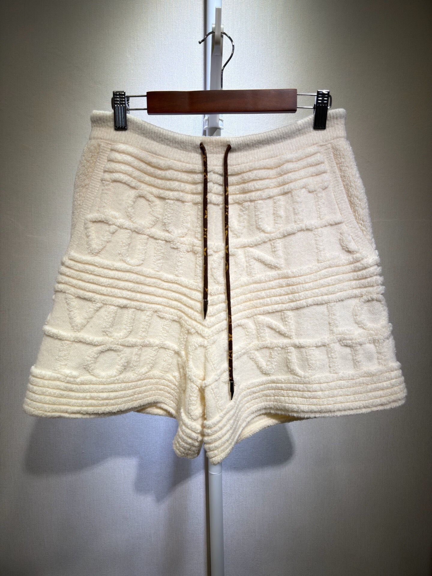 Louis Vuitton Louis Vuitton Beige Logo Print Shorts Size 26" / US 2 / IT 38 - 1 Thumbnail