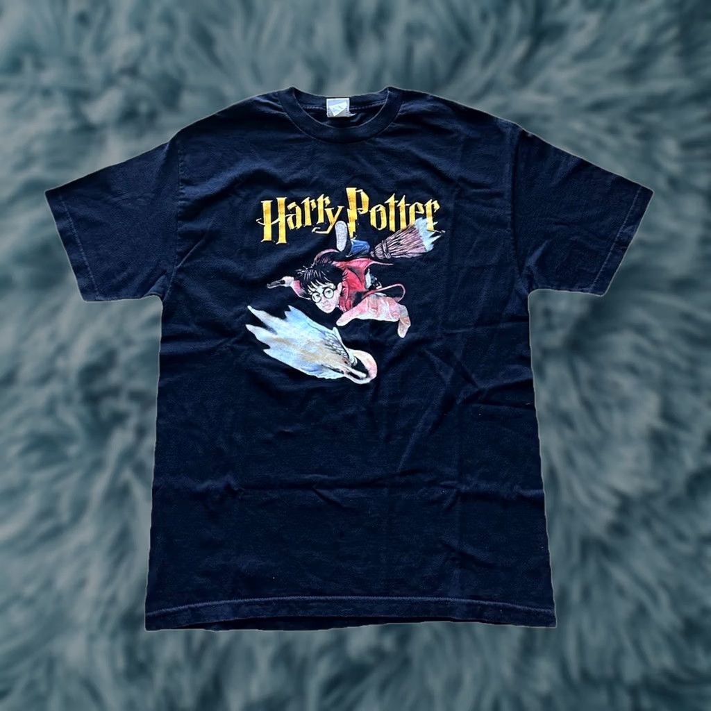 Vintage VINTAGE Harry Potter T-Shirt Black 2000s L Warner Bros. Crew Neck Short Sleeve The Sorcerers Book Art Promo Tee Mens Y2K 2000-2009 Size US L / EU 52-54 / 3 - 1 Thumbnail