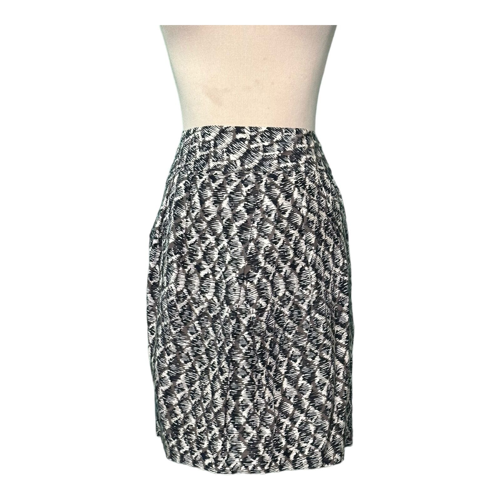 Banana Republic Banana Republic black cream pleated mini skirt size 4 Size 29" - 11 Thumbnail