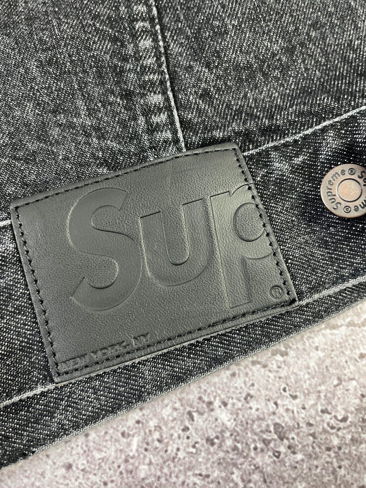 Supreme Supreme Inset Logo Denim Trucker Jacket 'Black' Size US M / EU 48-50 / 2 - 6 Thumbnail