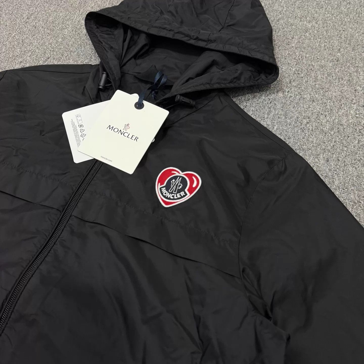 Moncler Moncler black heart logo nylon hooded jacket size 3 Size M / US 6-8 / IT 42-44 - 3 Thumbnail
