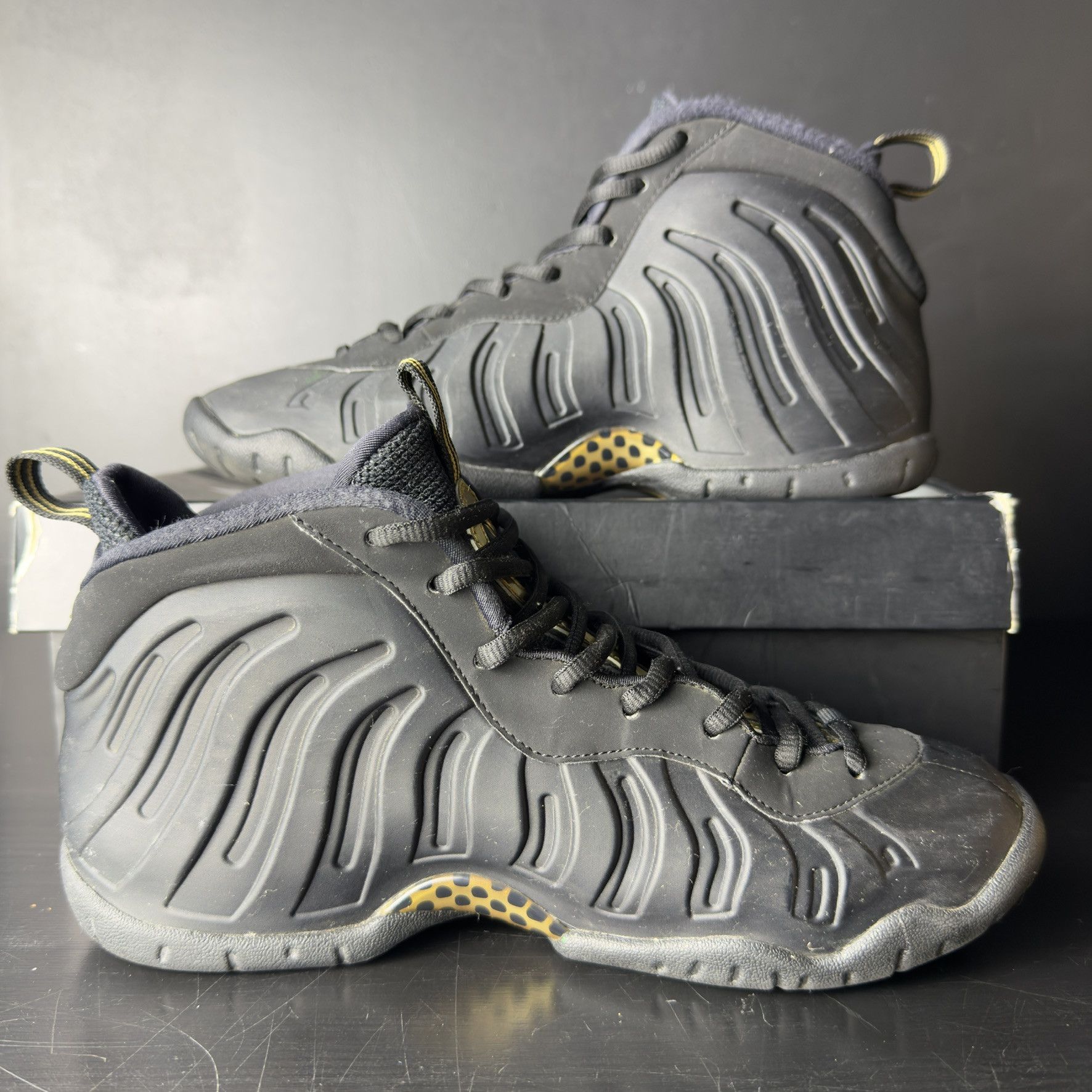Nike Nike Air Foamposite Pro "Black Metallic Gold" (GS) **PRE-OWNED** - Size 7Y (US) Size US 7 / EU 40 - 3 Thumbnail