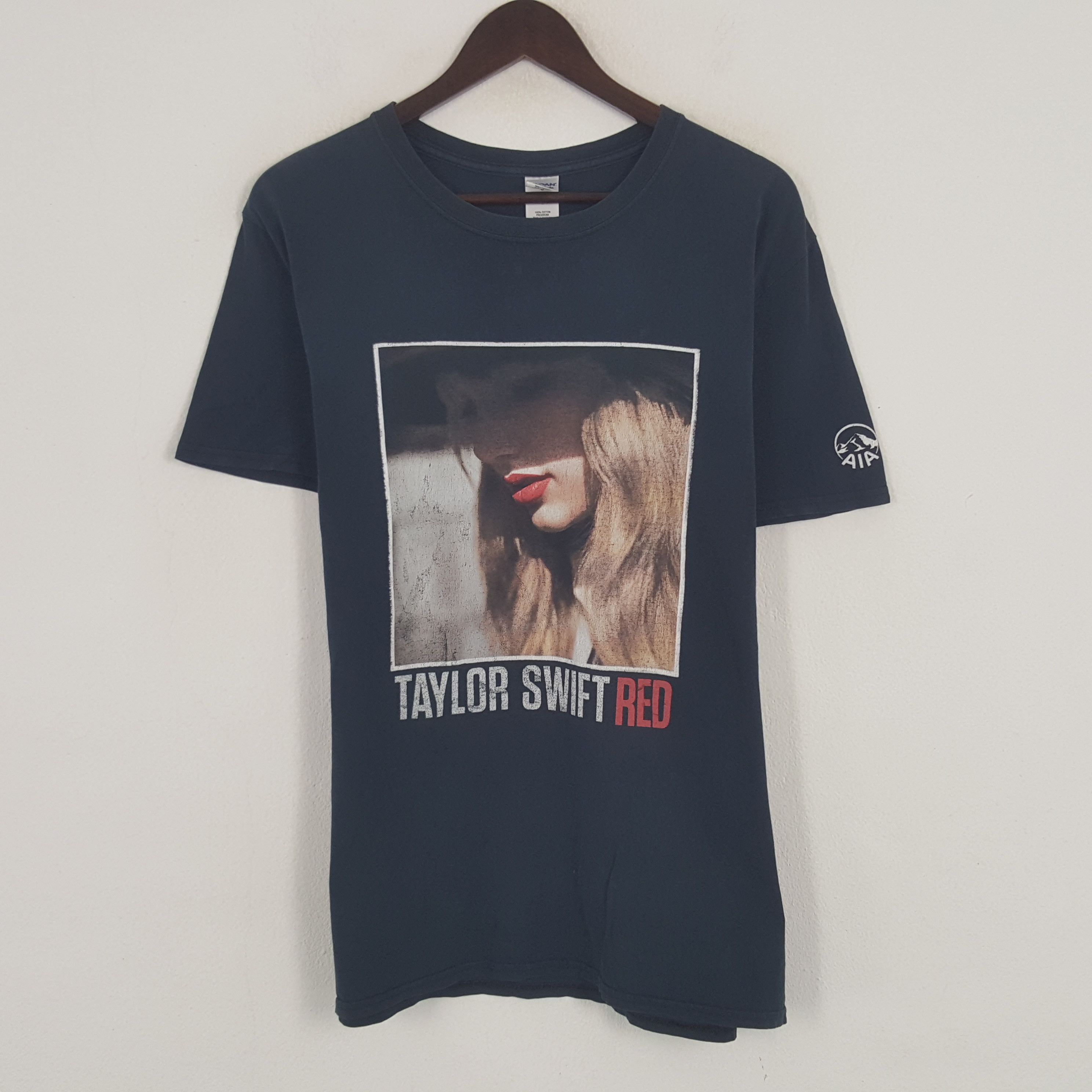 Vintage Vintage Taylor Swift Red AIA Tshirt Size US L / EU 52-54 / 3 - 1 Thumbnail