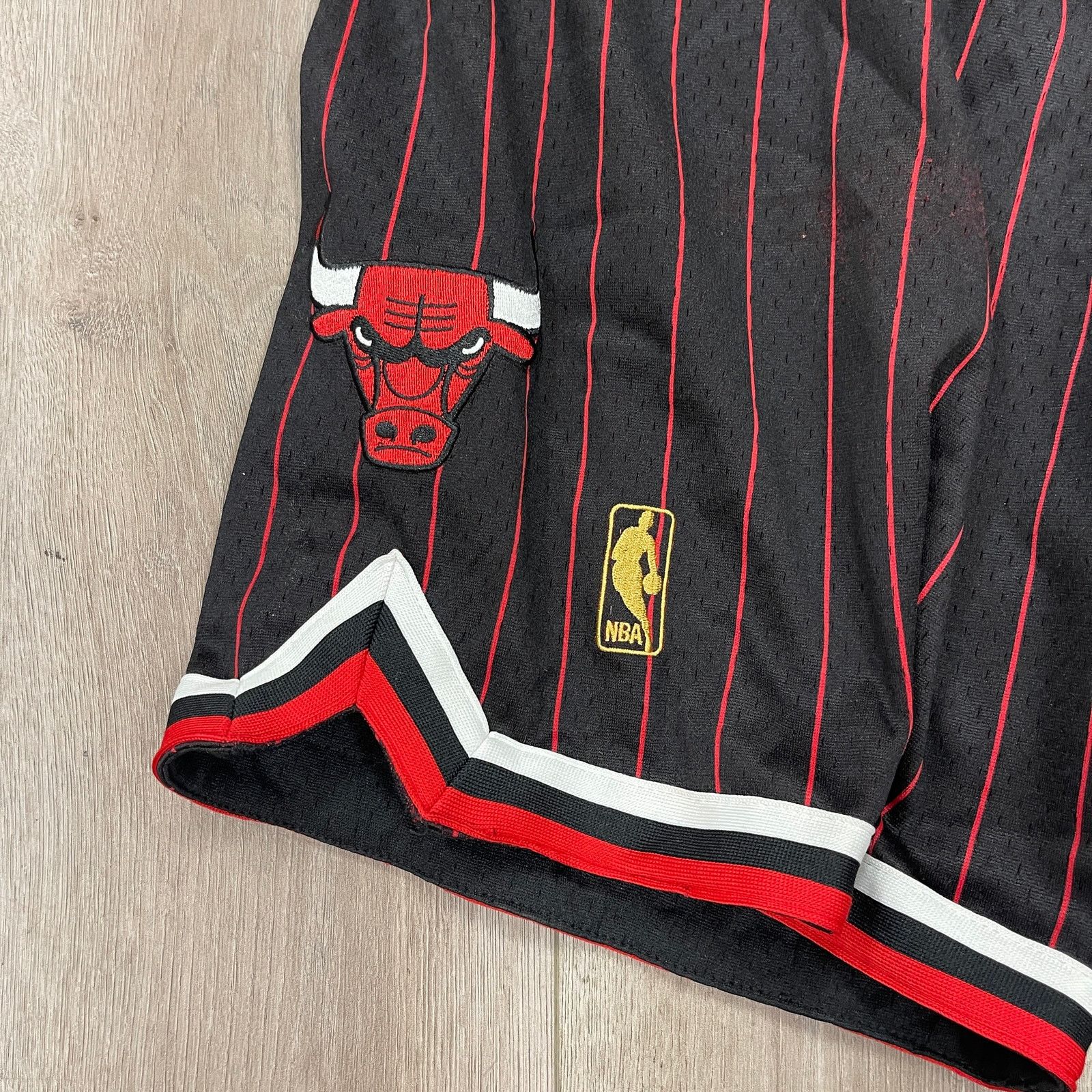 Mitchell & Ness Mitchell & Ness Chicago Bulls 1996-97 black shorts Large L Size US 30 / EU 46 - 3 Thumbnail