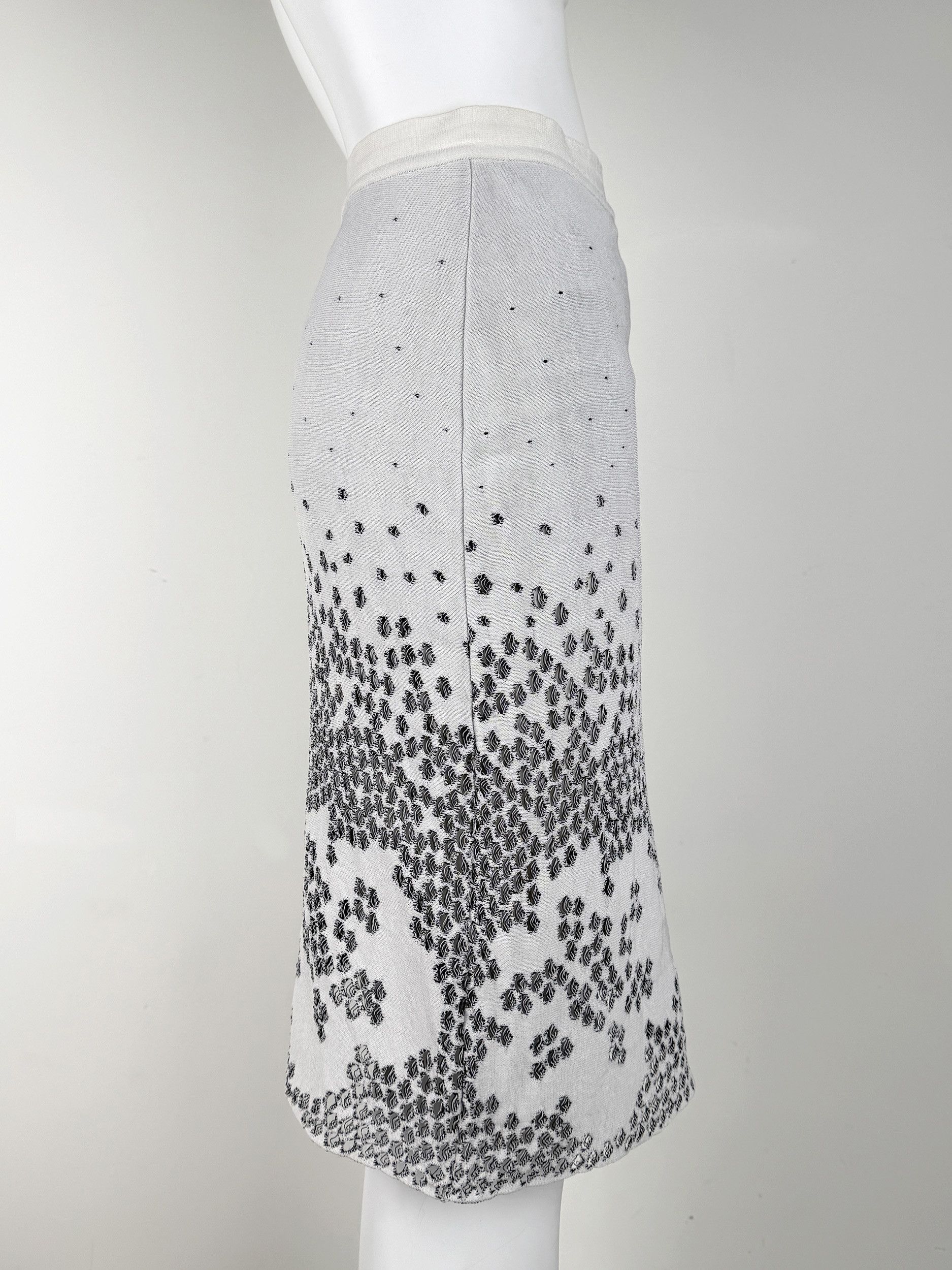 Dior Christian Dior Mid length White Perforated Floral Skirt Size 28" / US 6 / IT 42 - 4 Thumbnail