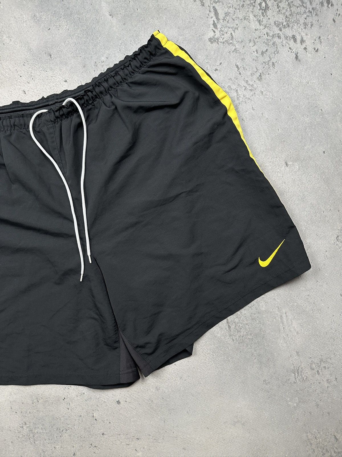 Nike Nike Borussia Dortmund BVB 09 Football Shorts Y2K Sportswear Size US 38 / EU 54 - 4 Thumbnail