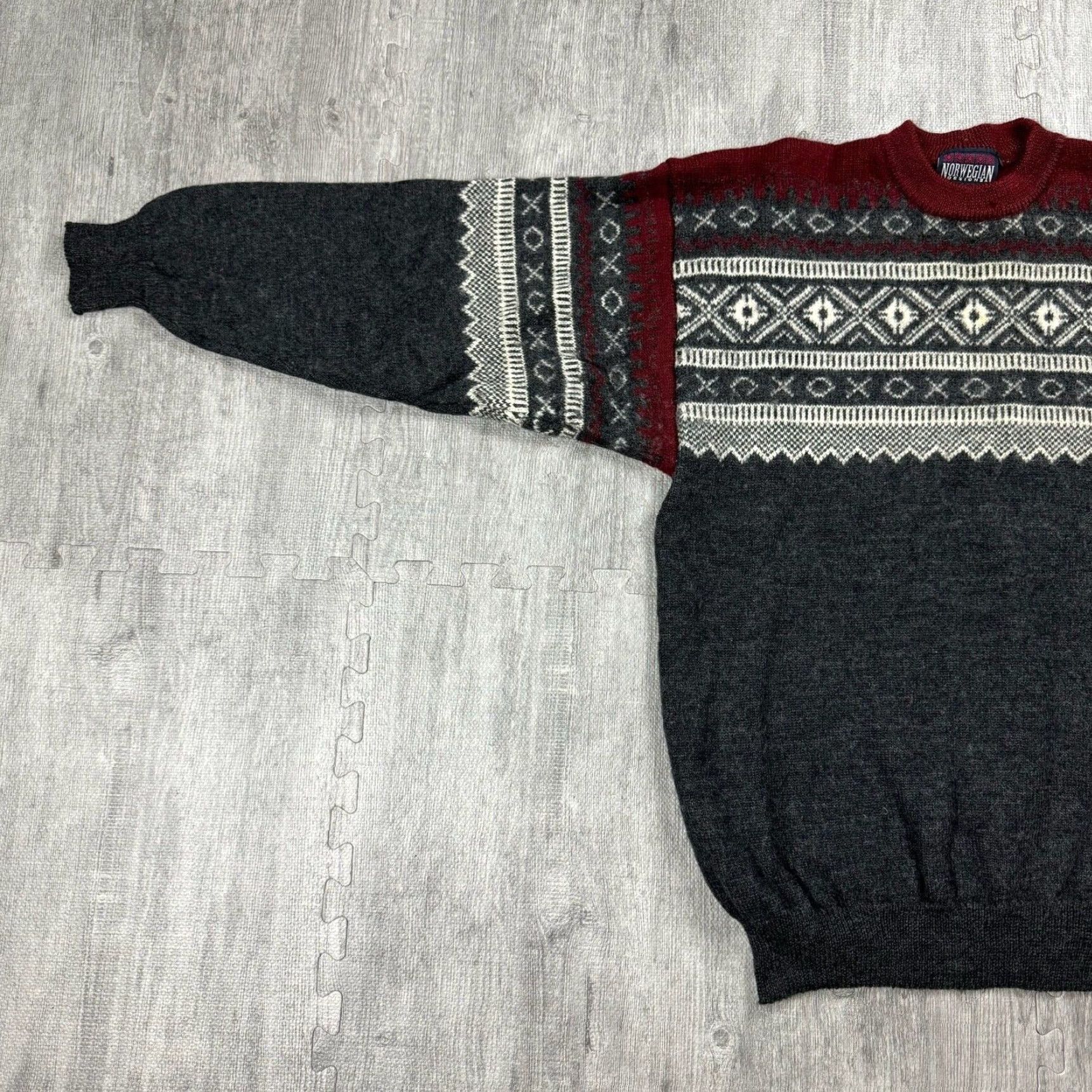 4SDESIGNS VTG NORWEGIAN DESIGNS MENS Sweater Modular Knit Crew Neck 90s Fair Isle Heavy Wool Size L Red Grey Christmas Ski Size US L / EU 52-54 / 3 - 3 Thumbnail