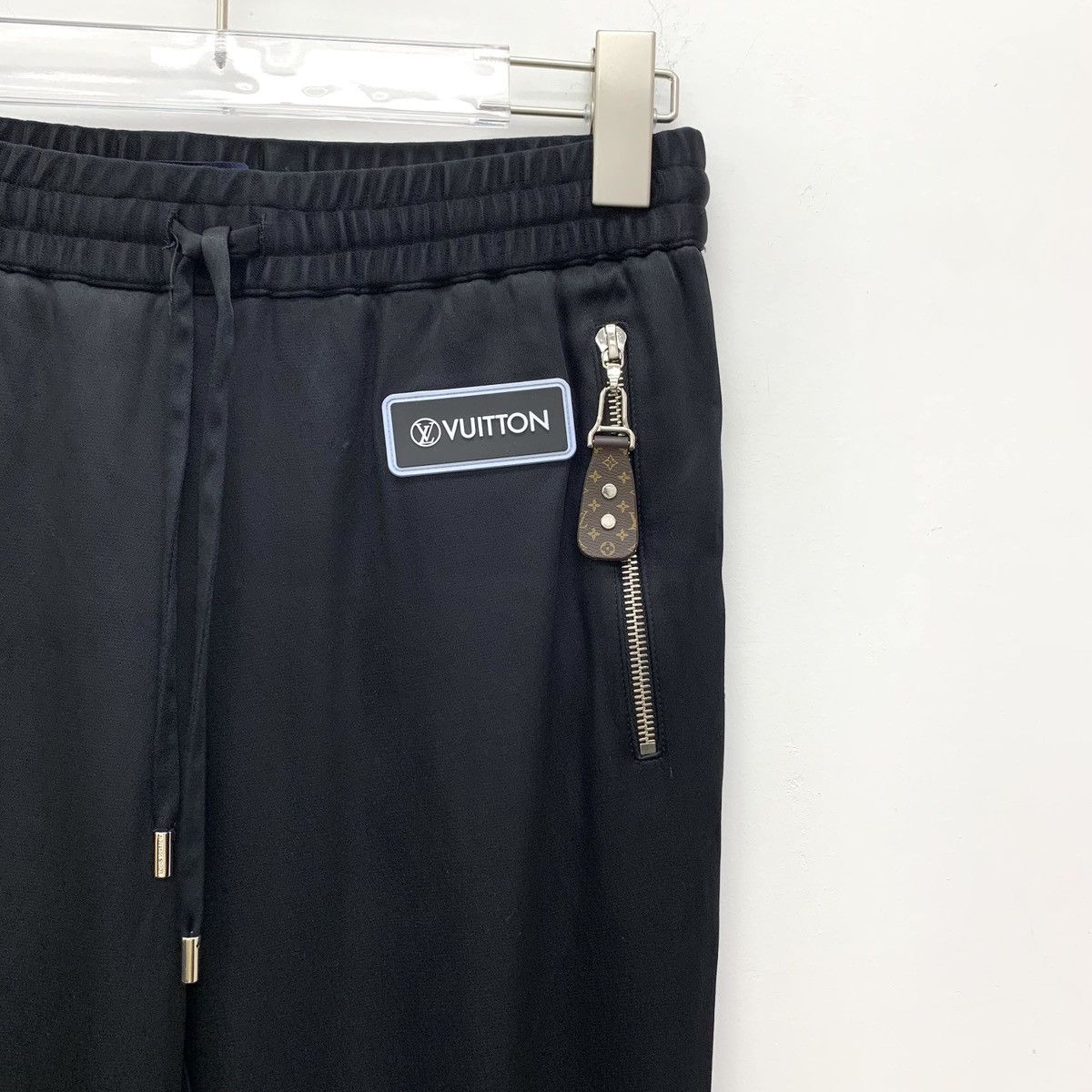 Louis Vuitton Louis Vuitton Black Logo Emblem Cuffed Sweatpants K26WX Size 24" / US 00 / IT 34 - 3 Thumbnail