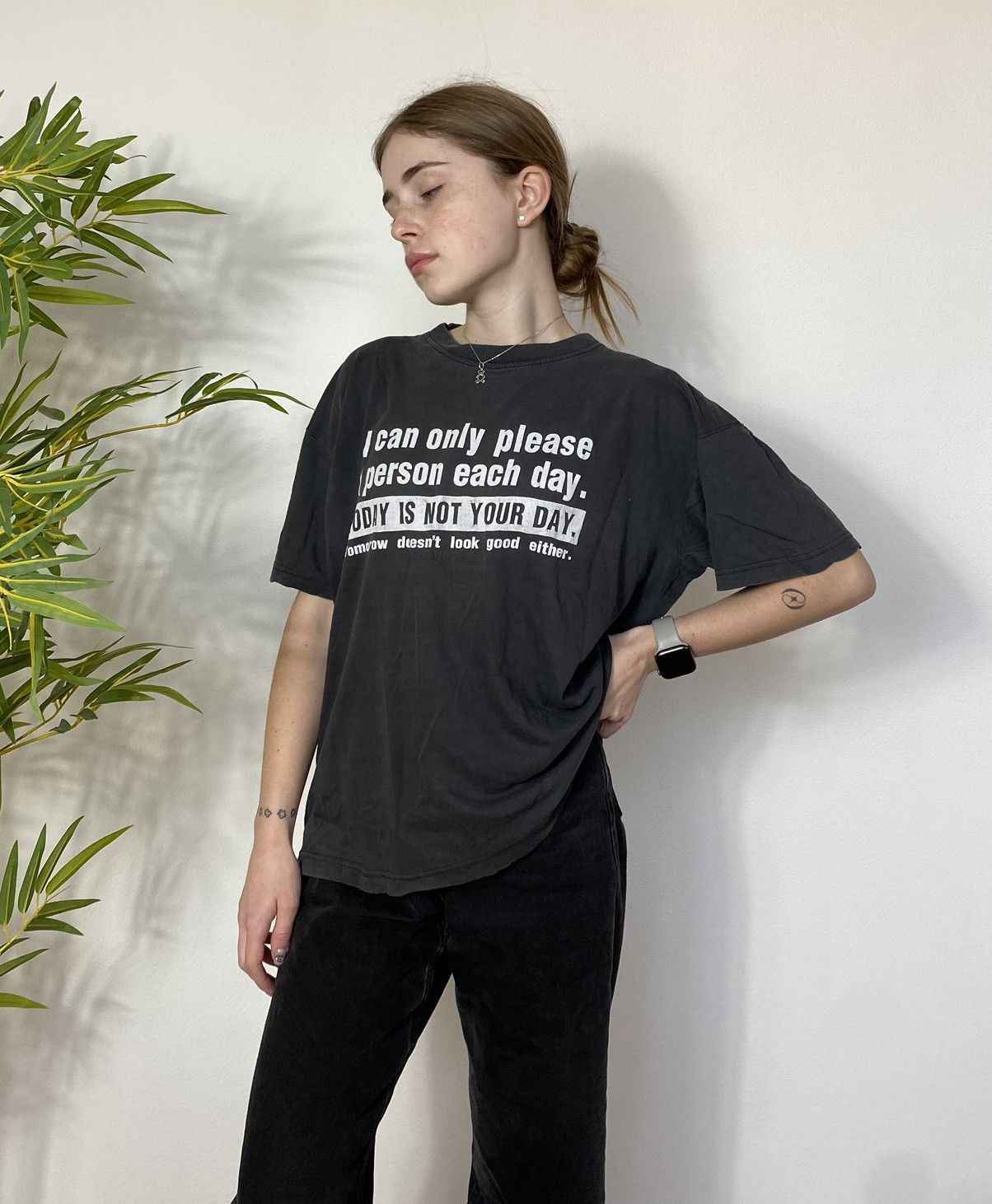 Vintage VINTAGE “I CAN ONLY ONE PLEASE 1 PERSON EACH DAY” TEE Size M / US 6-8 / IT 42-44 - 2 Thumbnail