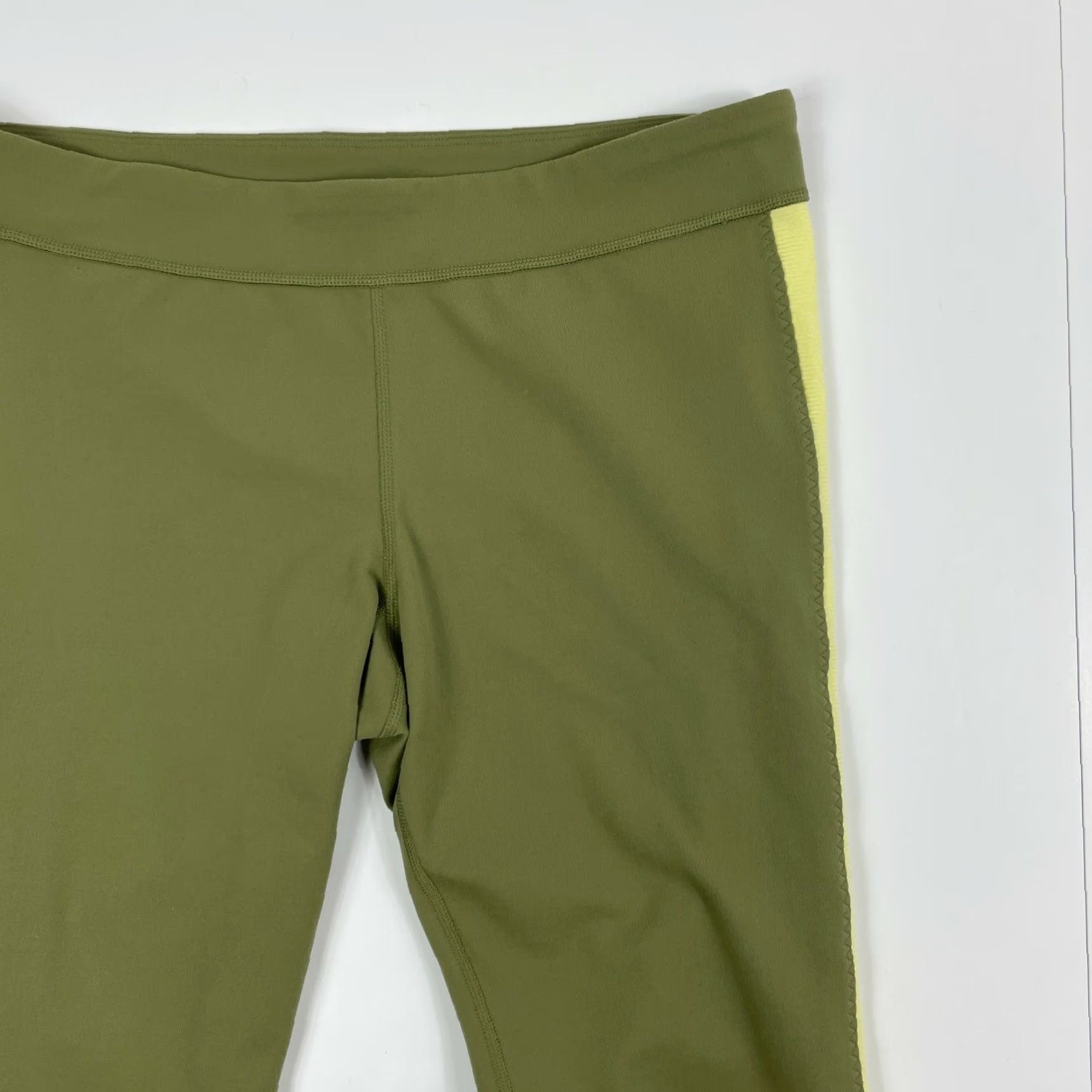 Under Armour Under Armour Leggings Women's Large All Season Cropped Fitted Yoga Gym Green Size 36" / US 14 / IT 50 - 3 Thumbnail