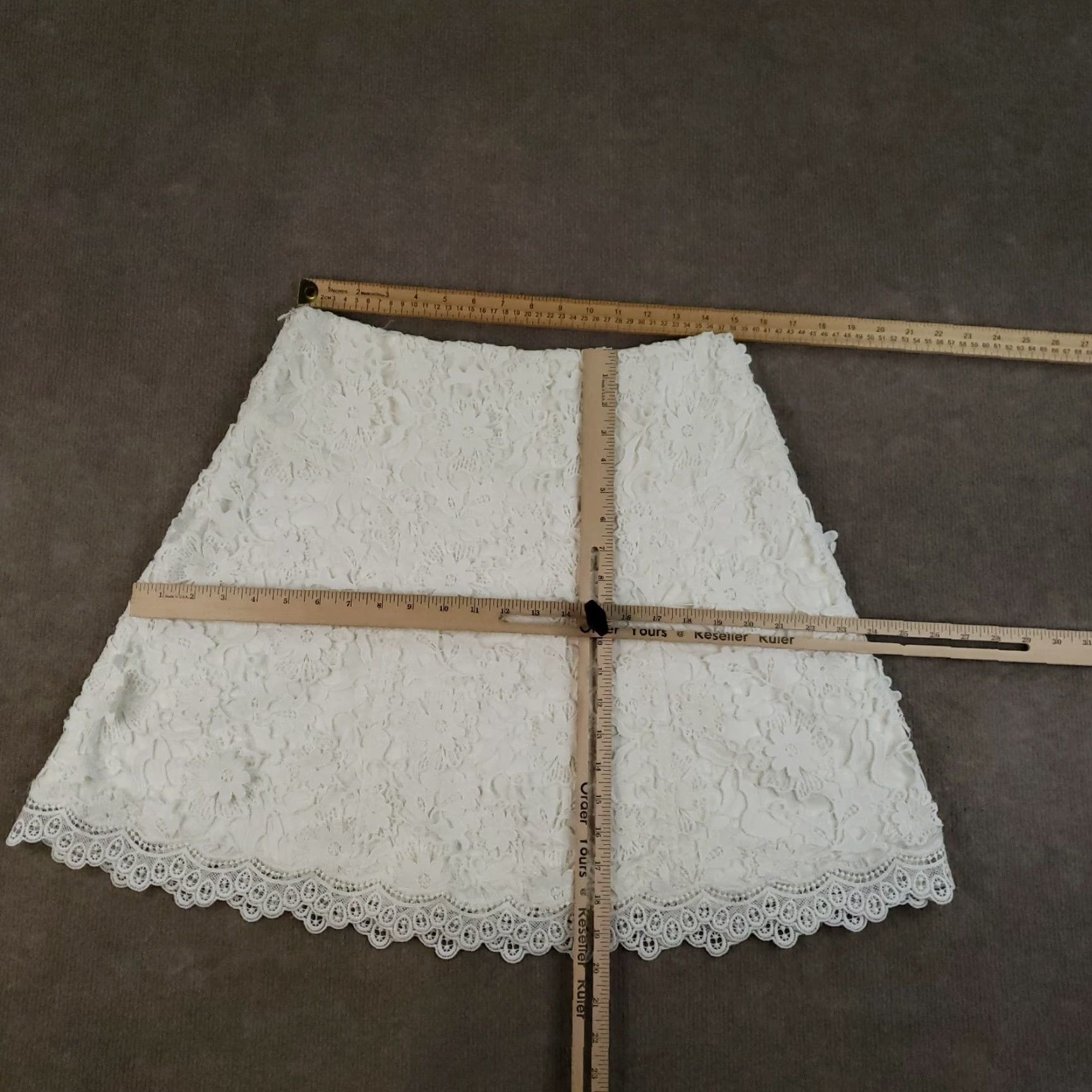 J.McLaughlin J. McLaughlin Skirt Womens Size 8 White Short Lined Zip Crochet Doily Casual A-Line Front Size 30" / US 8 / IT 44 - 2 Thumbnail