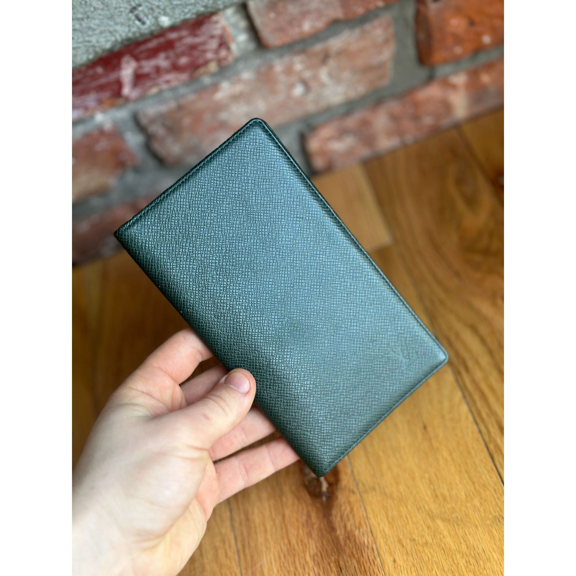 Louis Vuitton AUTH LOUIS VUITTON TAIGA BI-FOLD WALLET LEATHER PREOWNED FOR Size ONE SIZE - 4 Thumbnail