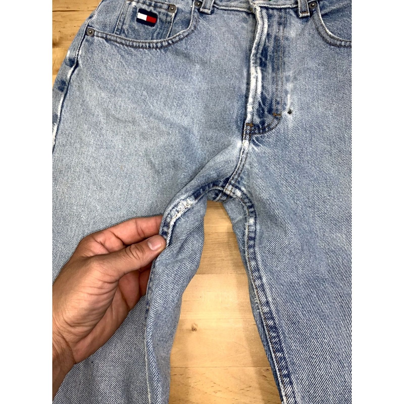 Tommy Hilfiger VINTAGE Tommy Hilfiger Denim Jeans Jeans Distressed Logo 90s 28" Waist 28" Inseam Mens Womens Unisex Adults Blue Denim Size 28" / US 6 / IT 42 - 7 Thumbnail
