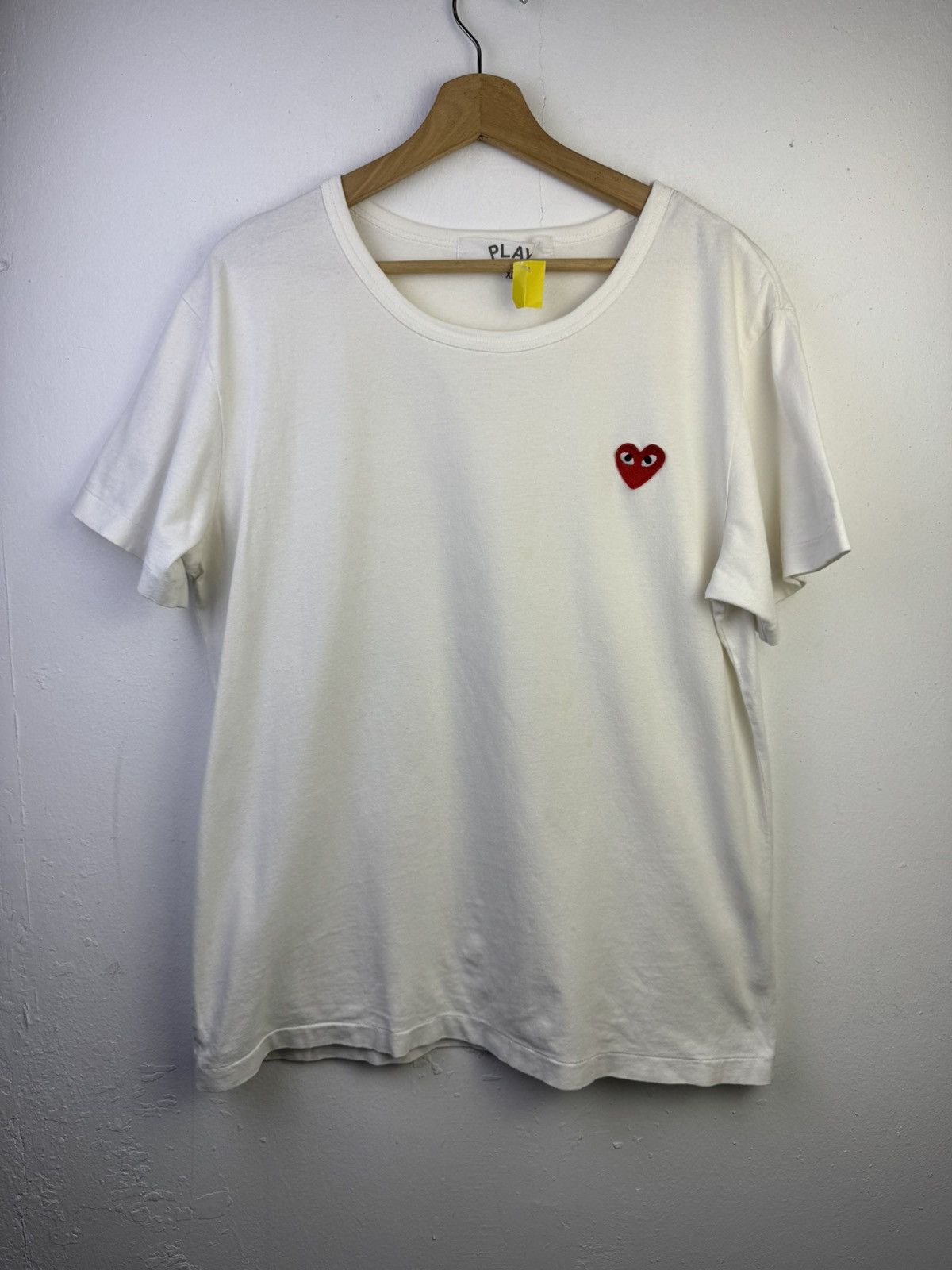 Comme des Garçons Play white T-shirt with a red heart logo